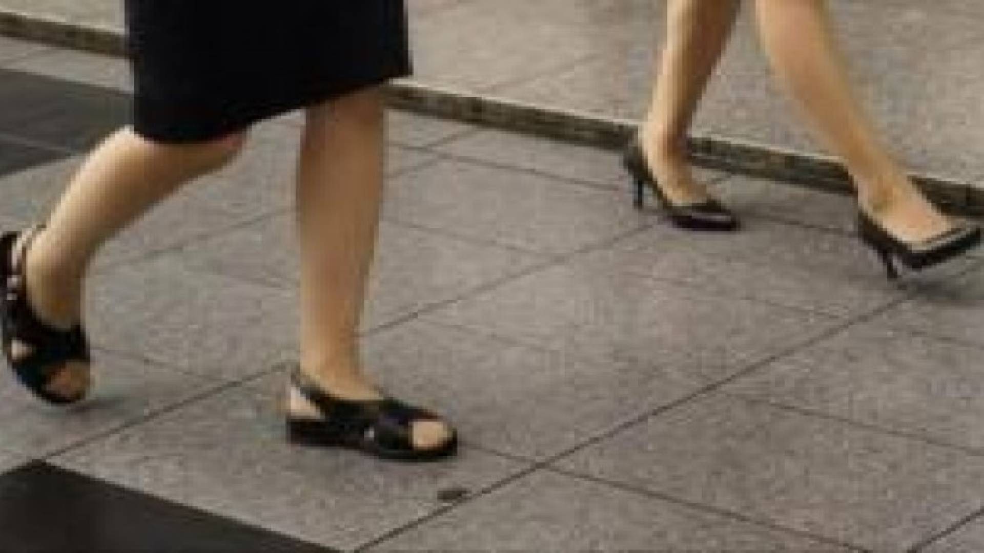 جوارب النايلون تفاقم عدوى المسالك البولية وحب الشباب