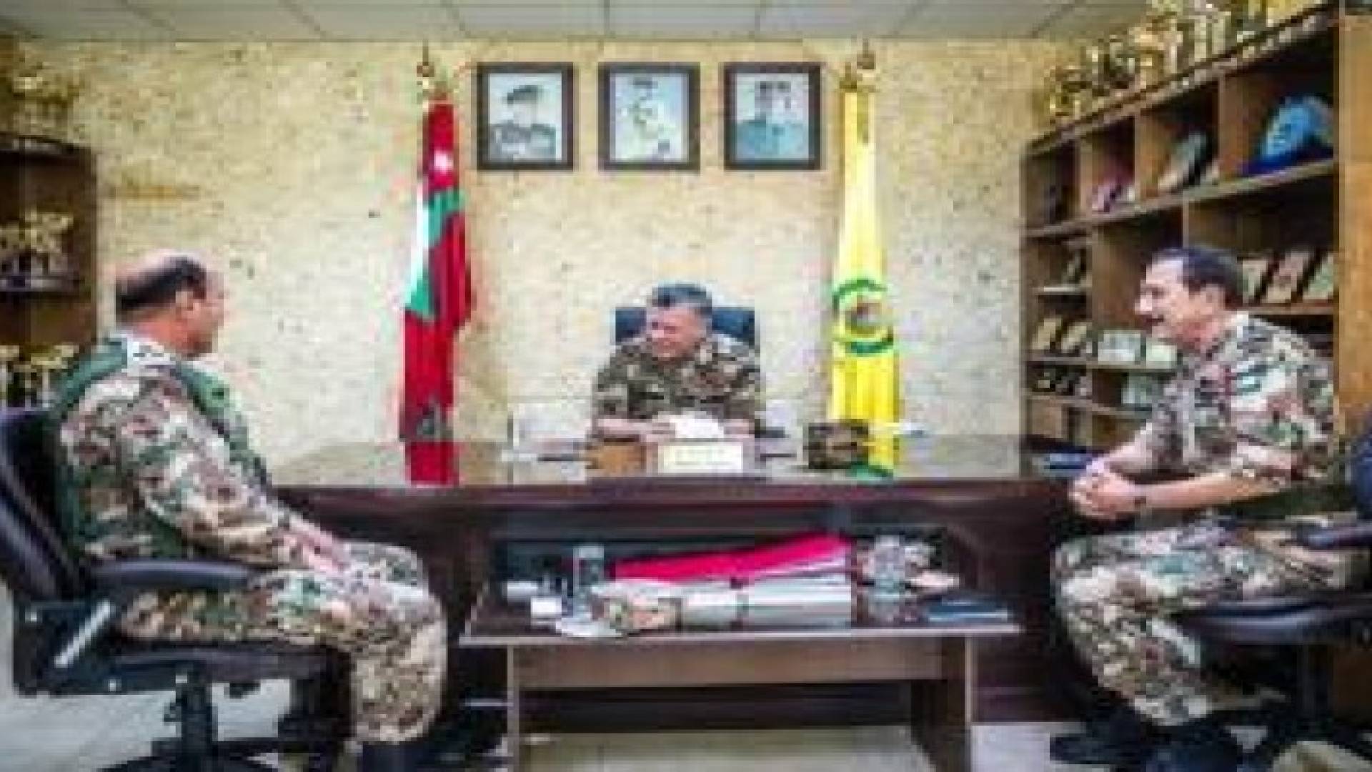 القائد الأعلى يزور قيادة المنطقة العسكرية الشرقية