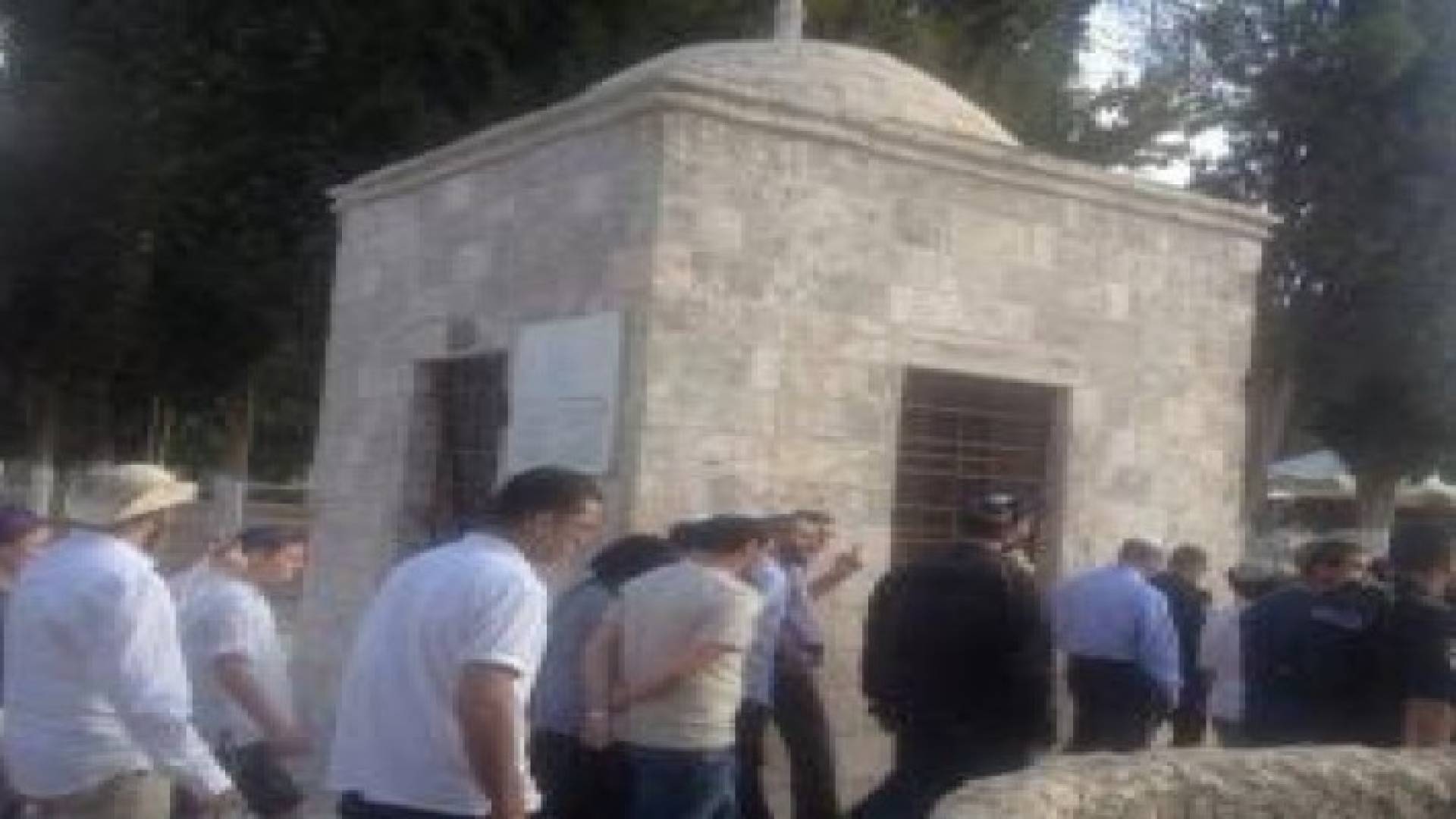 مستوطنون يؤدون طقوسهم الدينية داخل الأقصى