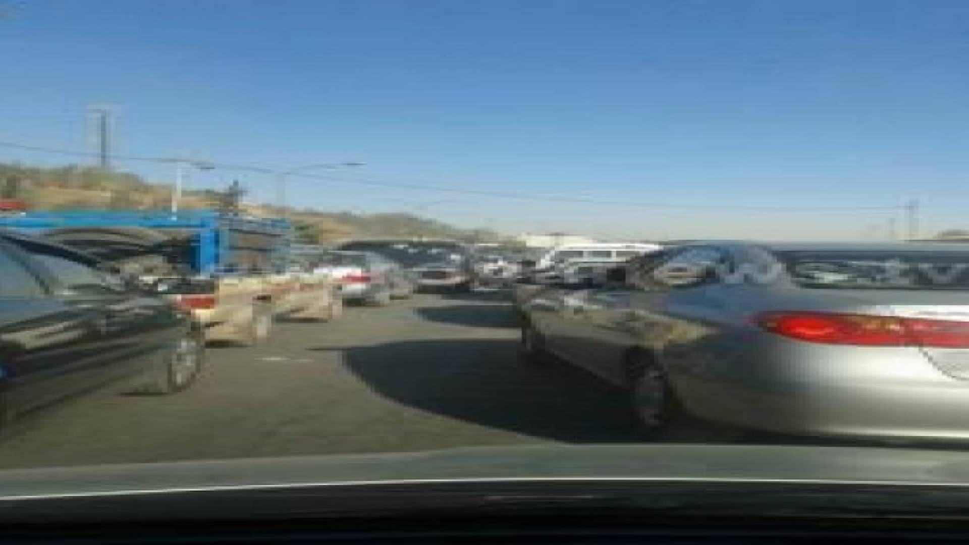 وفاة سائق إثر تحطم شاحنته تحت المقطورة .. صور