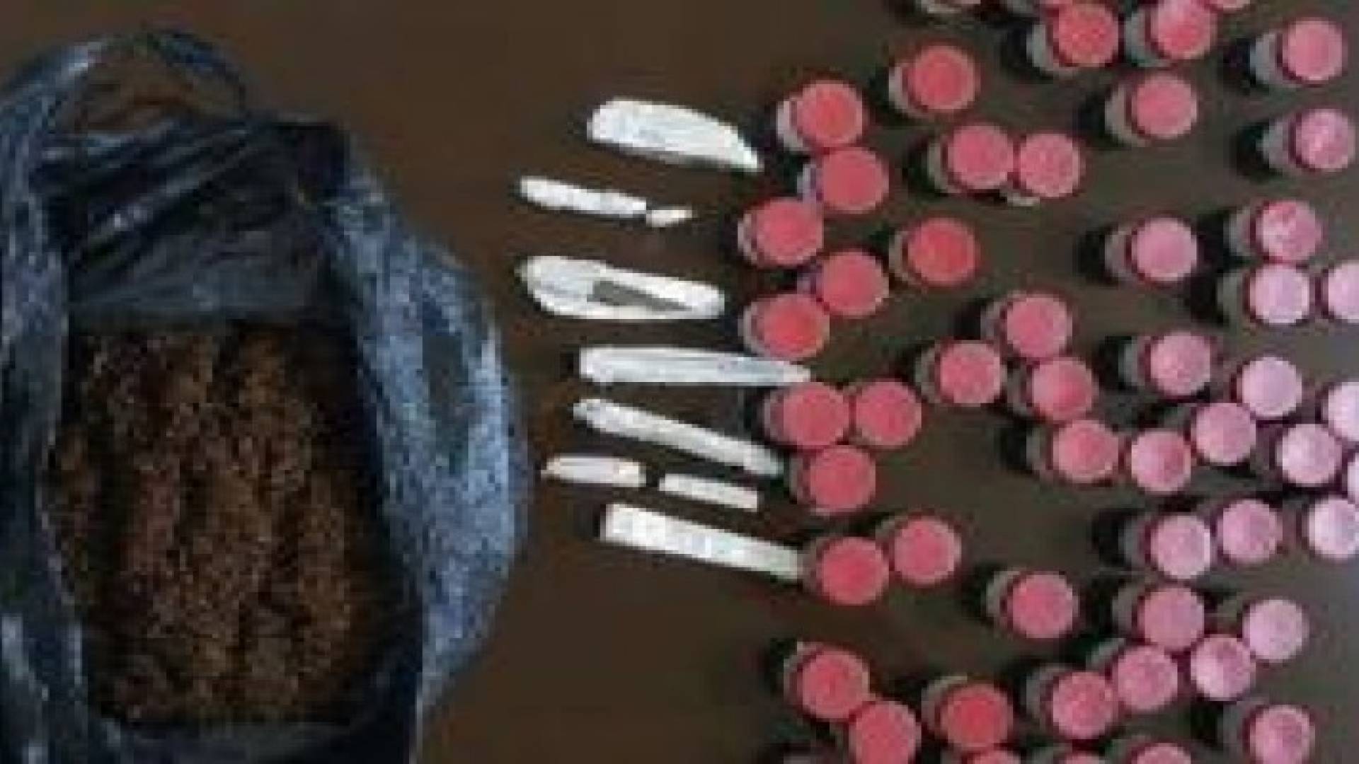 القبض على مروجي مخدرات بمداهمات واسعة.. تفاصيل