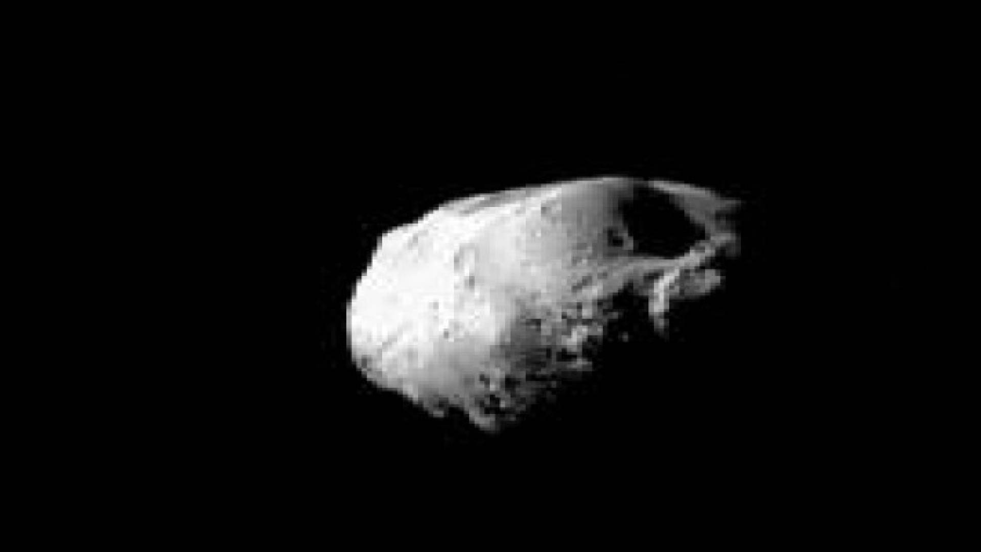 صورة فائقة الدقة للقمر بروميثيوس