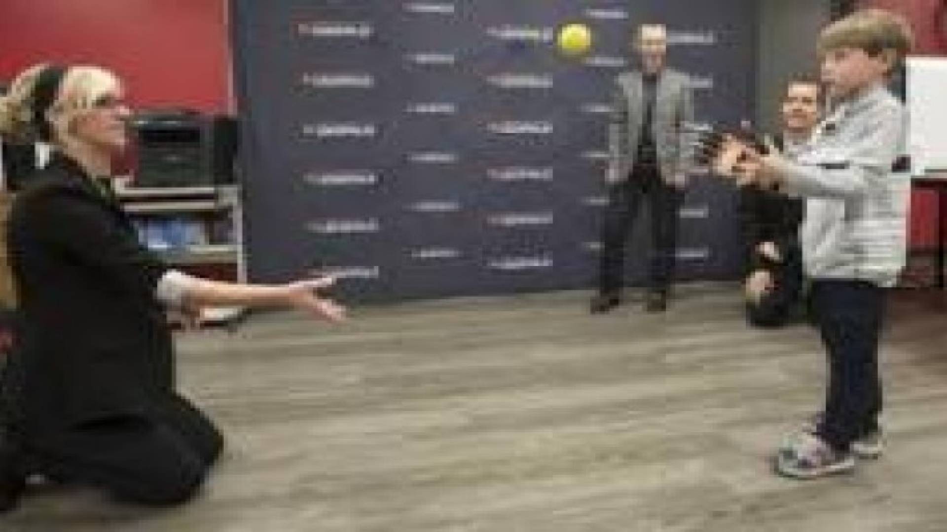 يد خارقة لطفل ولد بعاهة خلقية