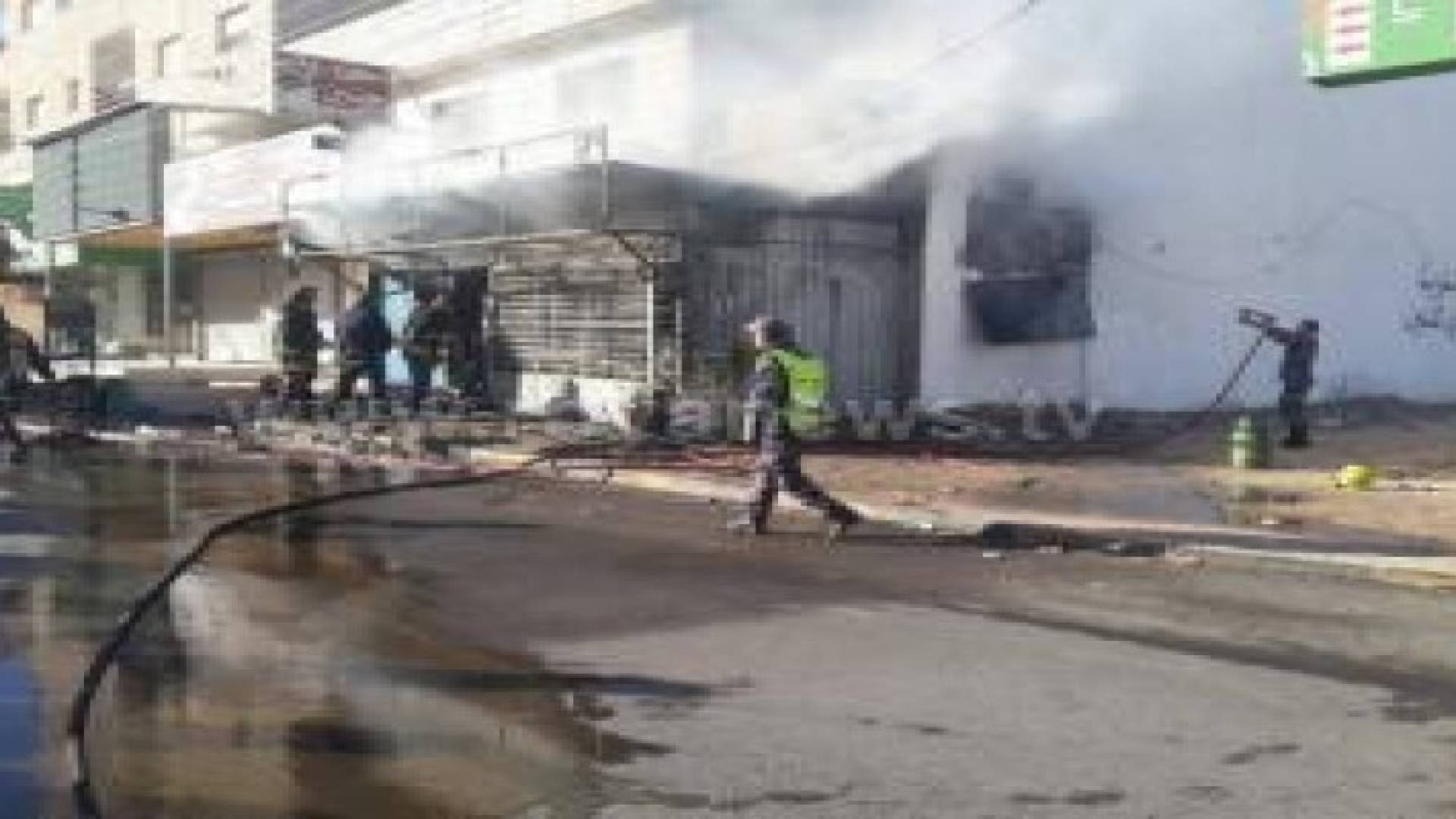 بالصور: حريق محل تجاري في اربد