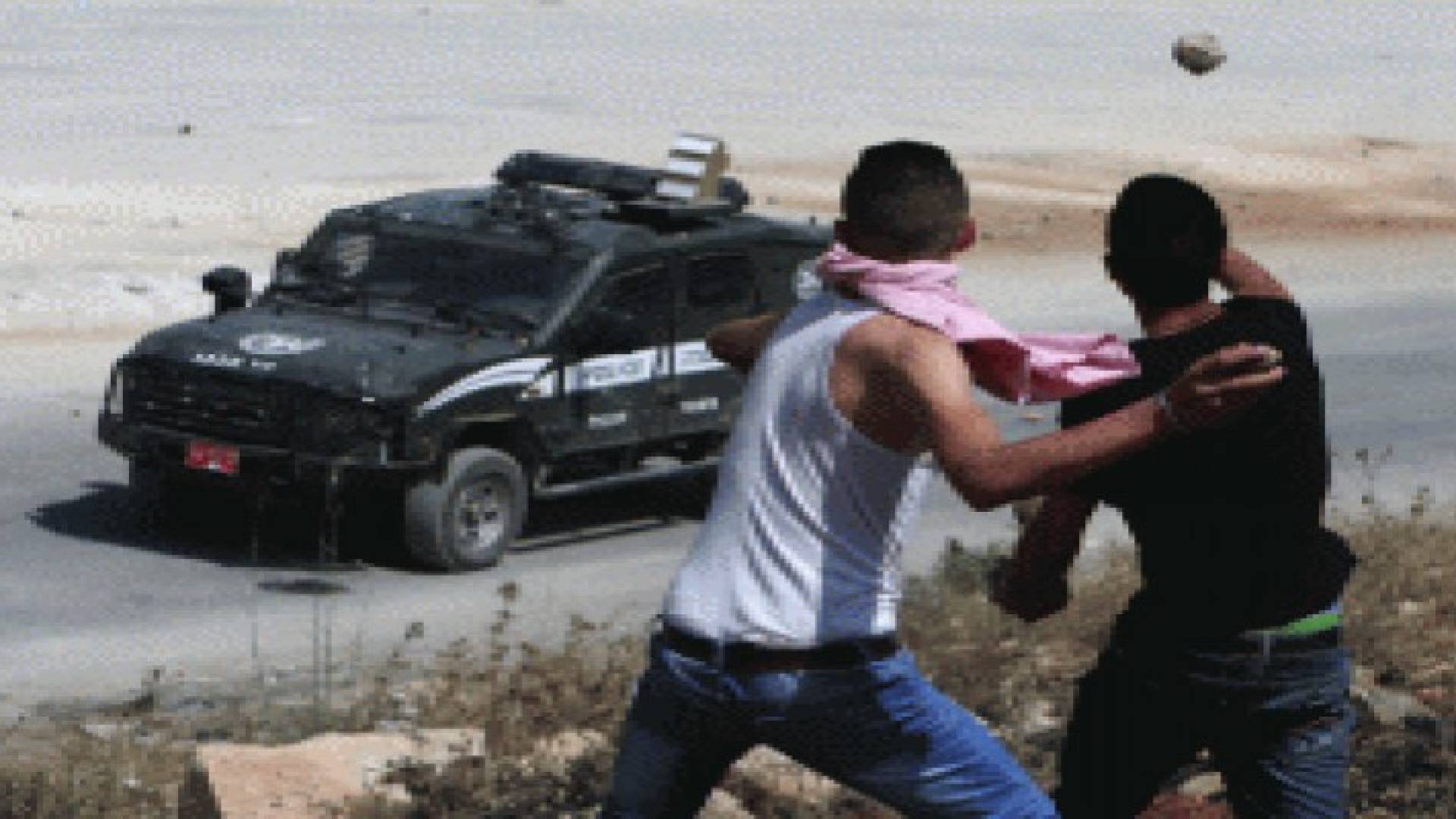 إصابة 5 فلسطينيين بالرصاص الحي بمواجهات مع الاحتلال