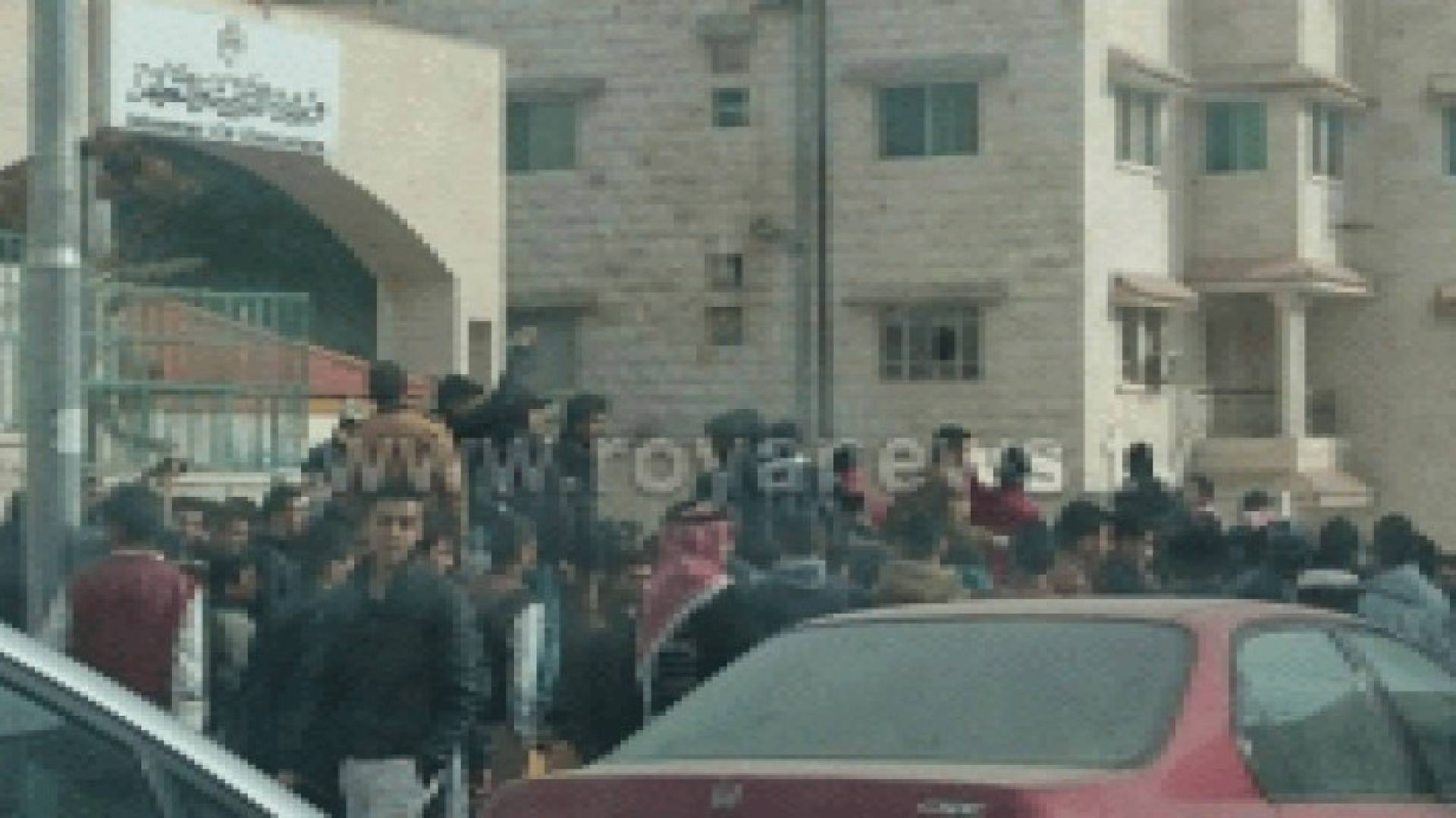 فيديو وصور: طلبة الثانوية يحتجون أمام وزارة التربية احتجاجا على قرار الفصل الواحد