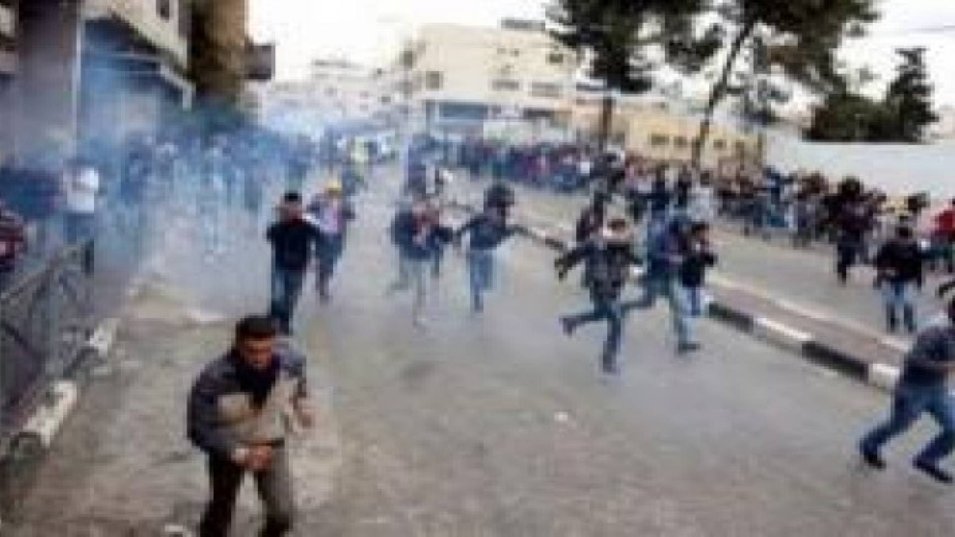 إصابات بالاختناق في مواجهات مع الاحتلال غرب نابلس