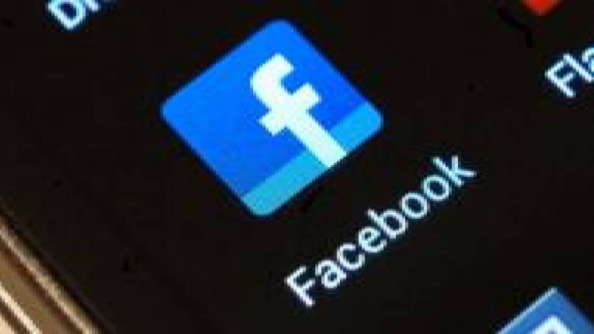 فيسبوك تختبر عرض تنبيه عندما يبدأ صديق بكتابة تعليق