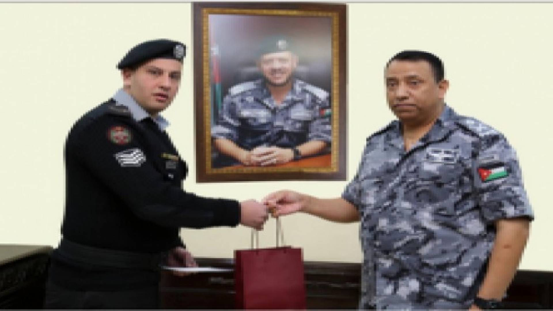 مدير عام الدرك يكرم أحد المرتبات لأمانته