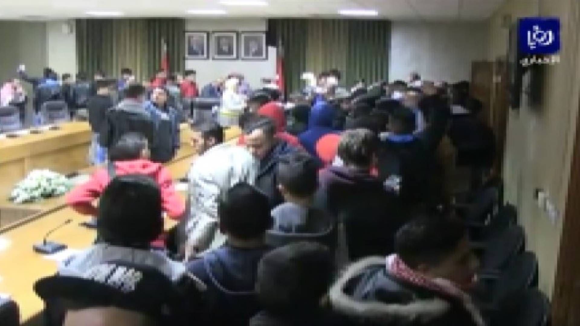 الذنيبات فرح بالتقاط طلبة محتجين على قرار المرة الواحدة " صور سيلفي " معه .. فيديو