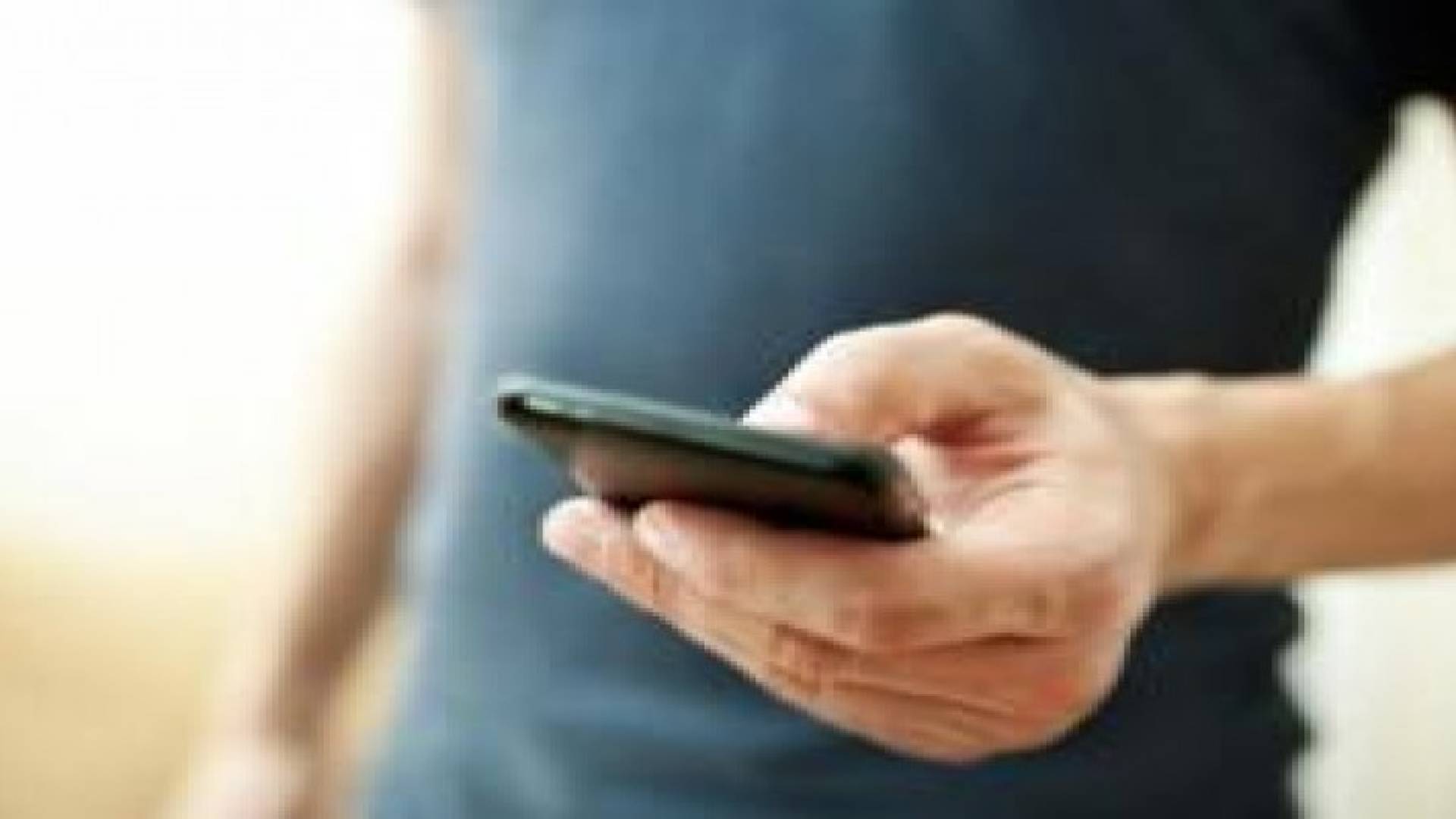 استخدام الهواتف الذكية قد يثير الغثيان