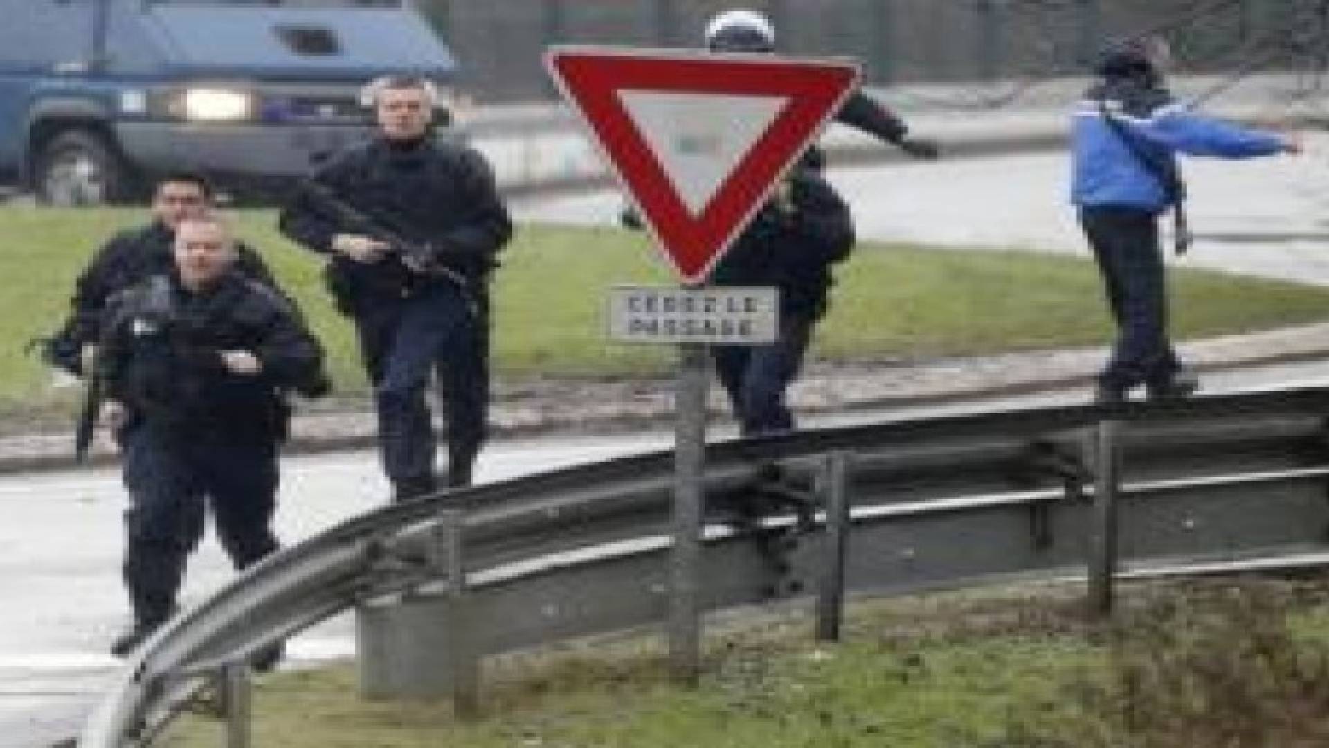 ملثم يهتف باسم "داعش" ويطعن مدرسا في باريس