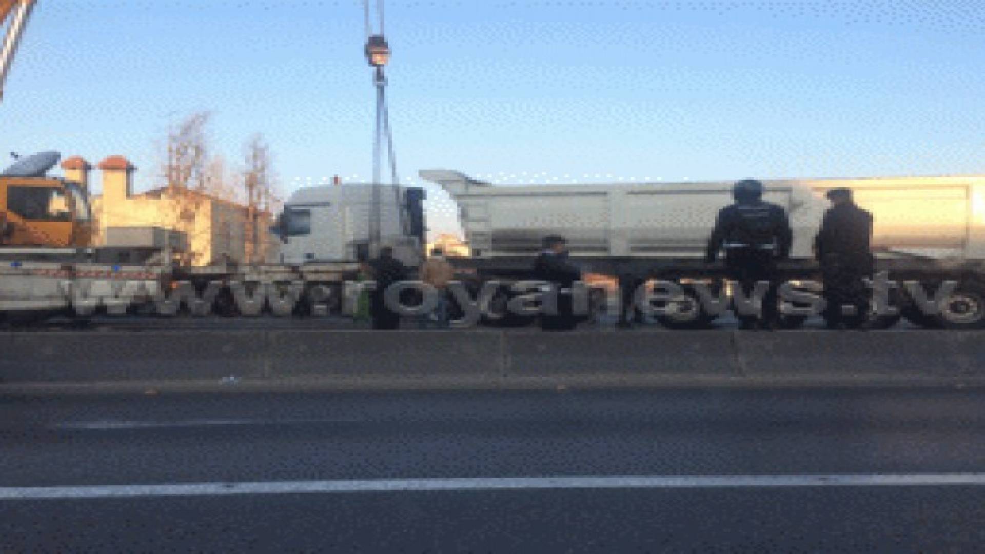 صور وتفاصيل: انزلاق " تريلا " فوق جسر عبدون