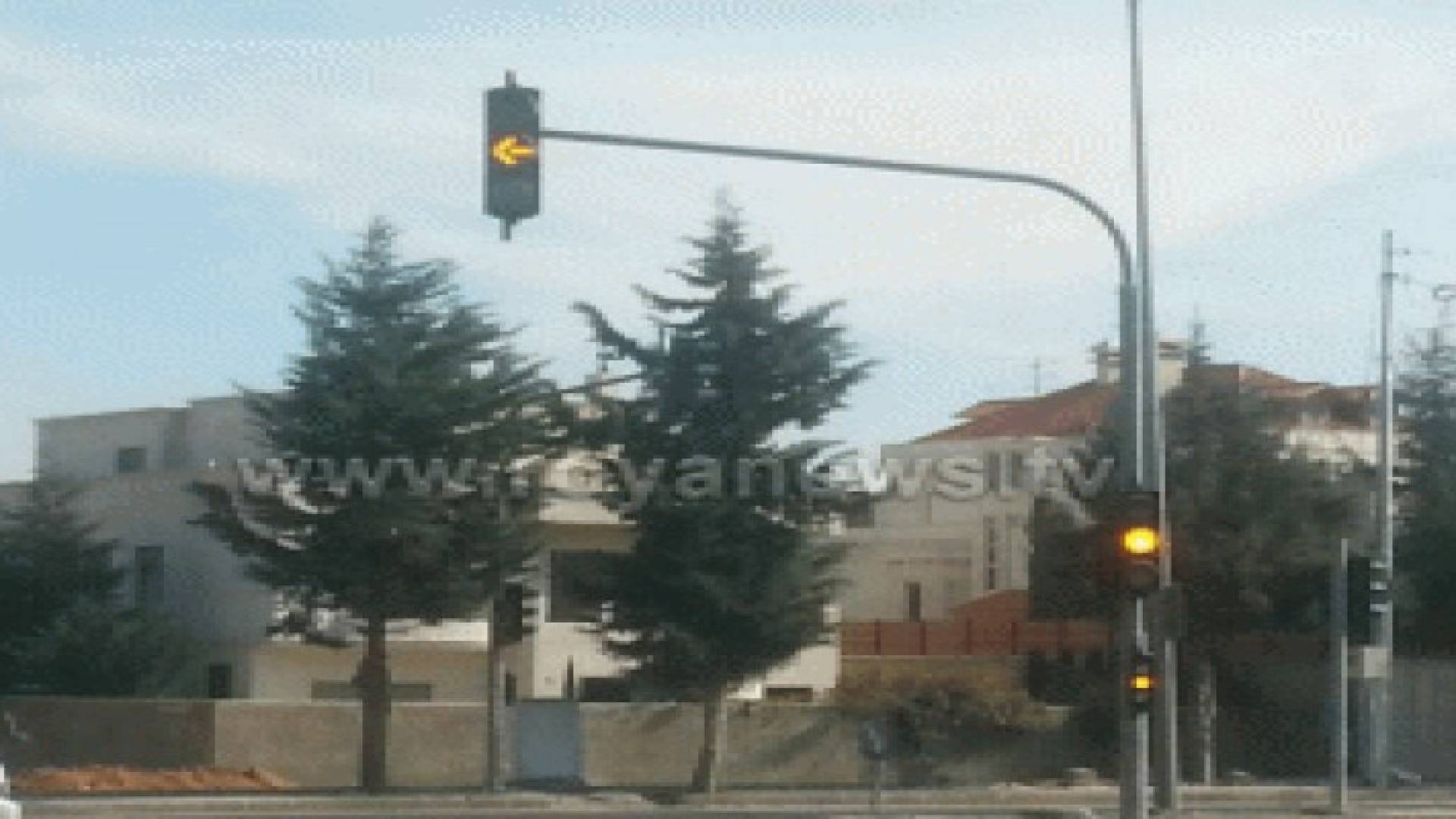 إشارة ضوئية على تقاطع شارع آل البيت مع شارع الشعب في دابوق