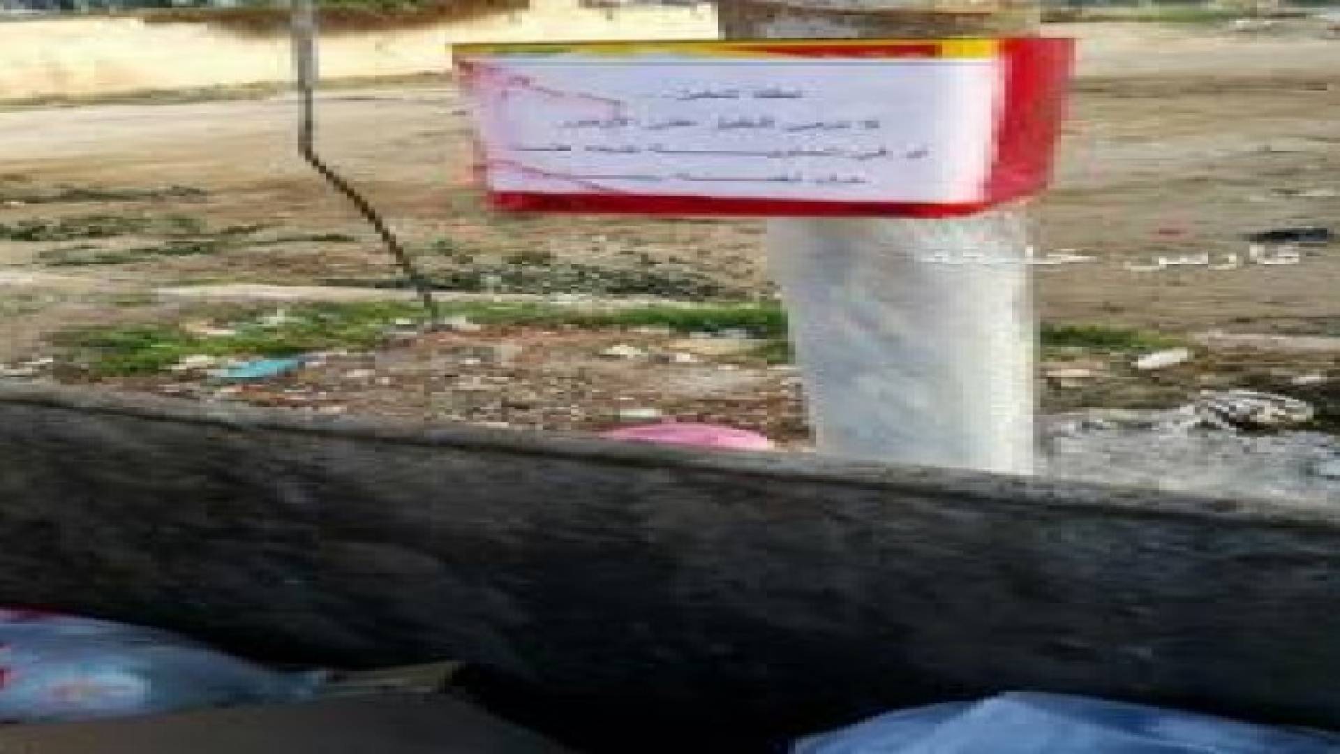 عامل وطن يدعو بمبادرة شخصية لعدم وضع الخبز في الحاويات.. صور