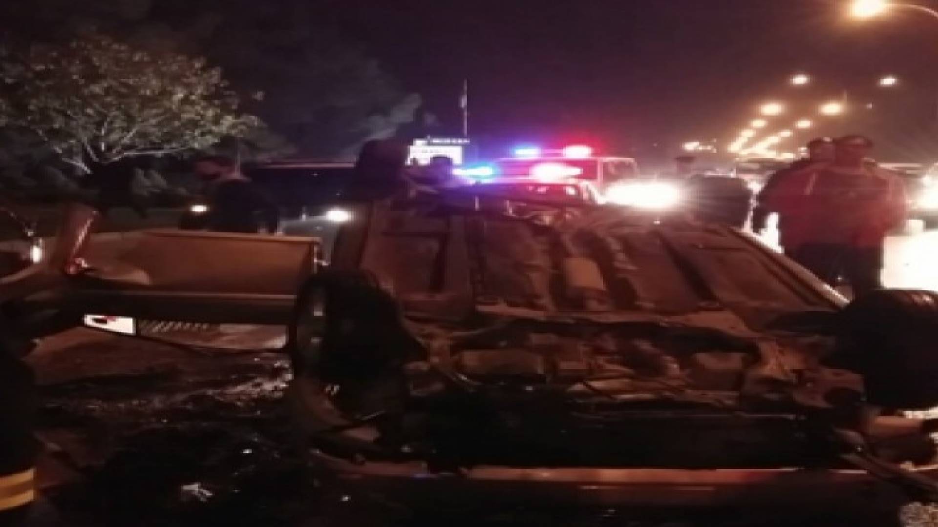 بالفيديو والصور: 3 وفيات بحادث مروع على طريق المطار