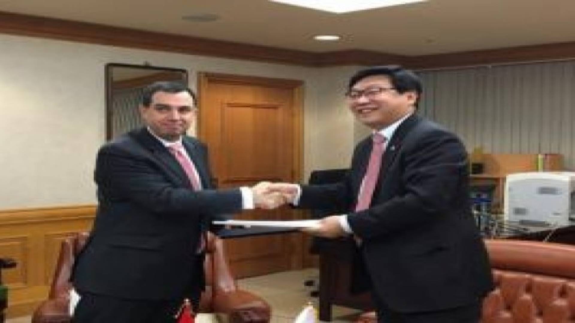 وزير التخطيط يسلم رسالة من الملك الى رئيسة كوريا الجنوبية