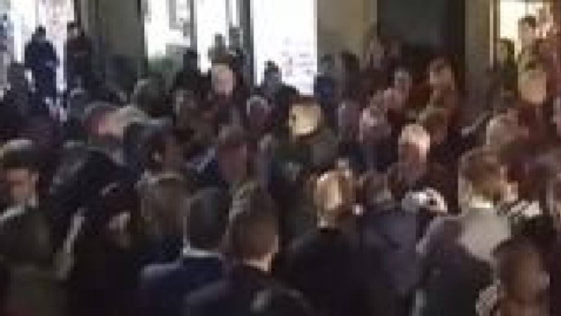 بالفيديو: شاب يوجه لكمة لرئيس الوزراء الإسباني ويفتخر بذلك