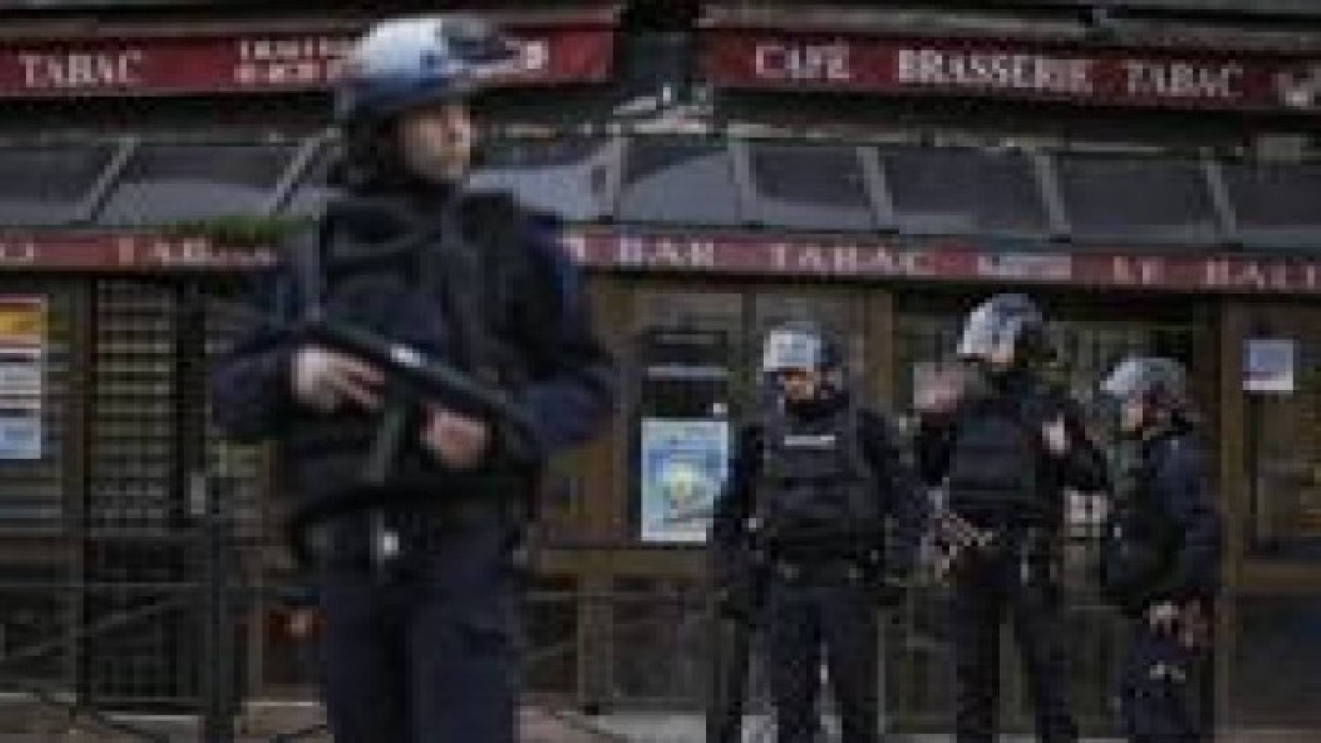 بريطانيا: مسافر يثير الفزع في مطار هيثرو بعد أن طعن نفسه في الرأس