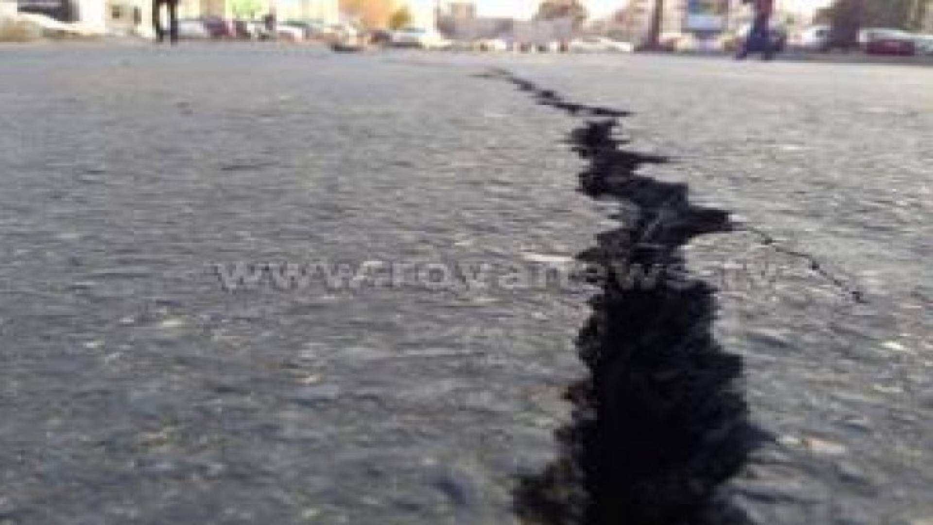 بالصور: تصدع بشارع عبدالله غوشة يتسبب بتحويل حركة السير