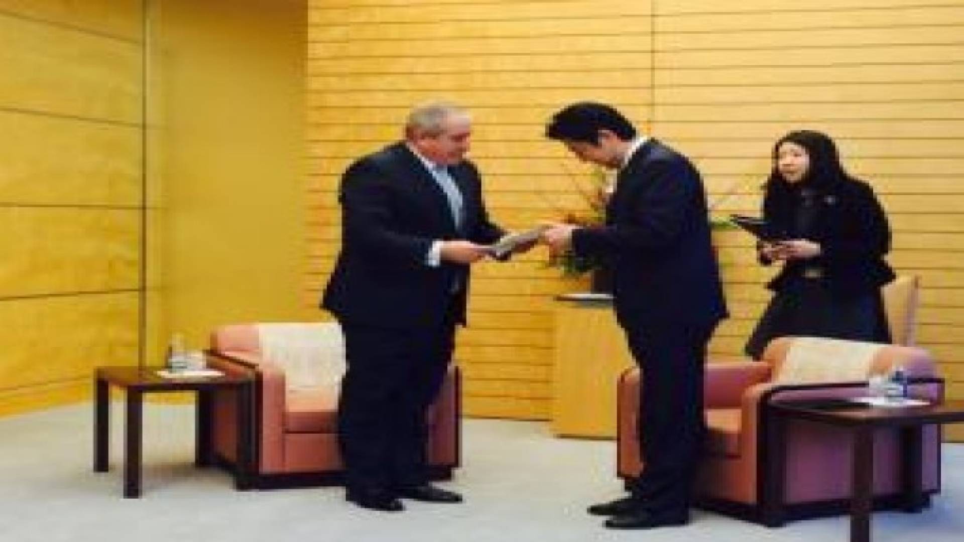 جودة ينقل رسالة خطية من جلالة الملك لرئيس الوزراء الياباني