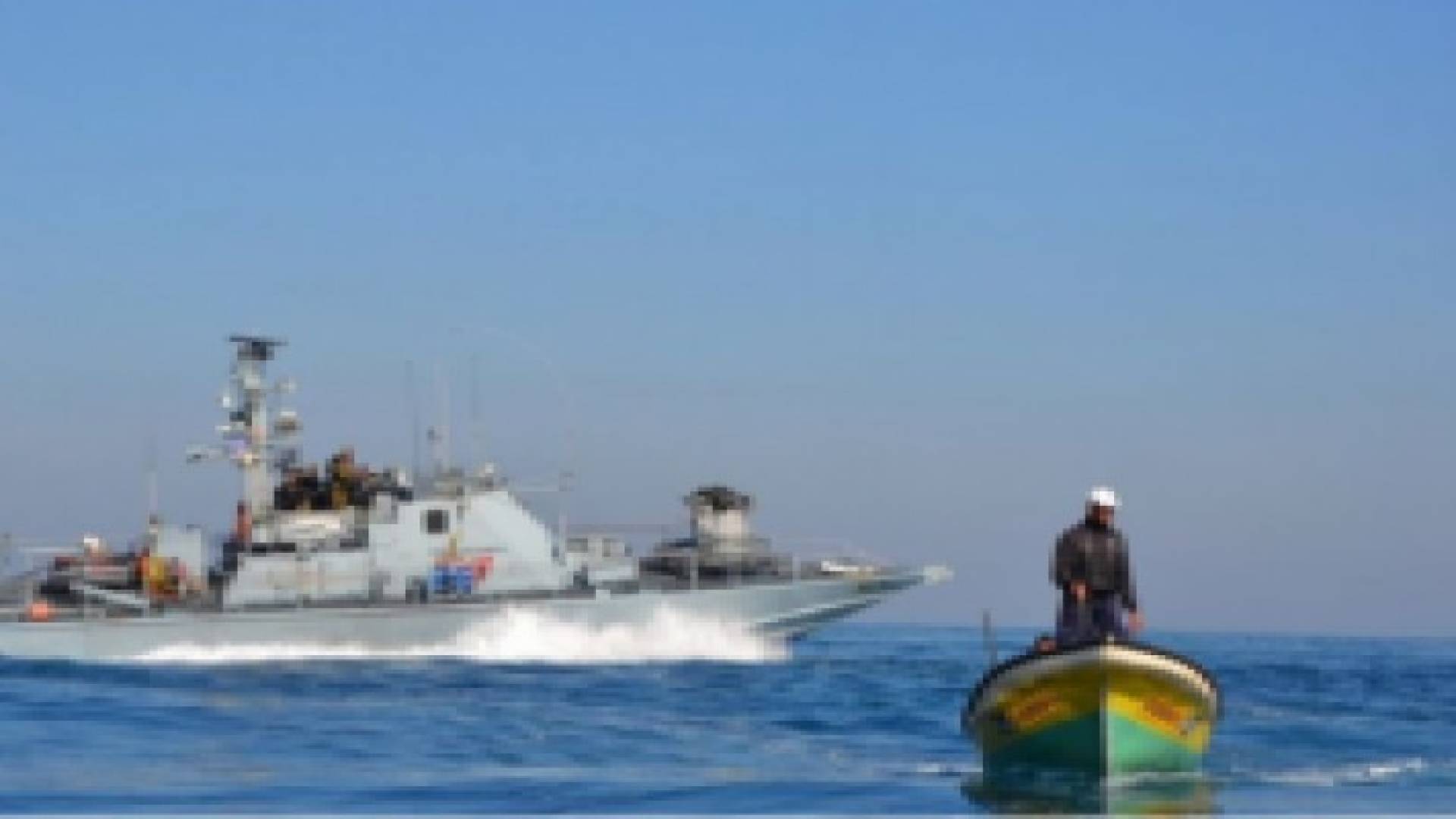 زوارق الاحتلال تستهدف قوارب الصيادين شمال القطاع