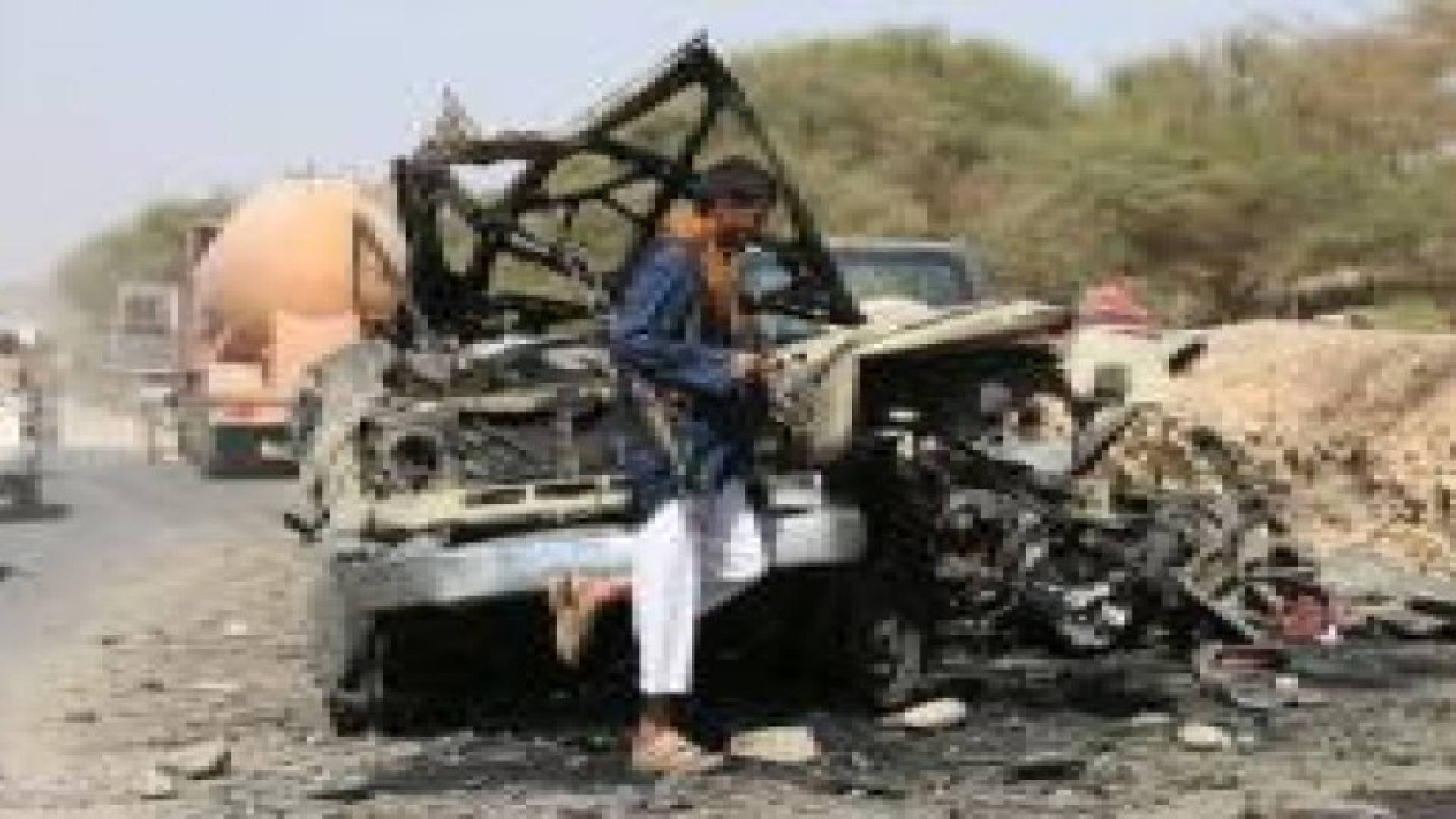 اليمن.. التحالف يقصف مواقع المتمردين في الحديدة