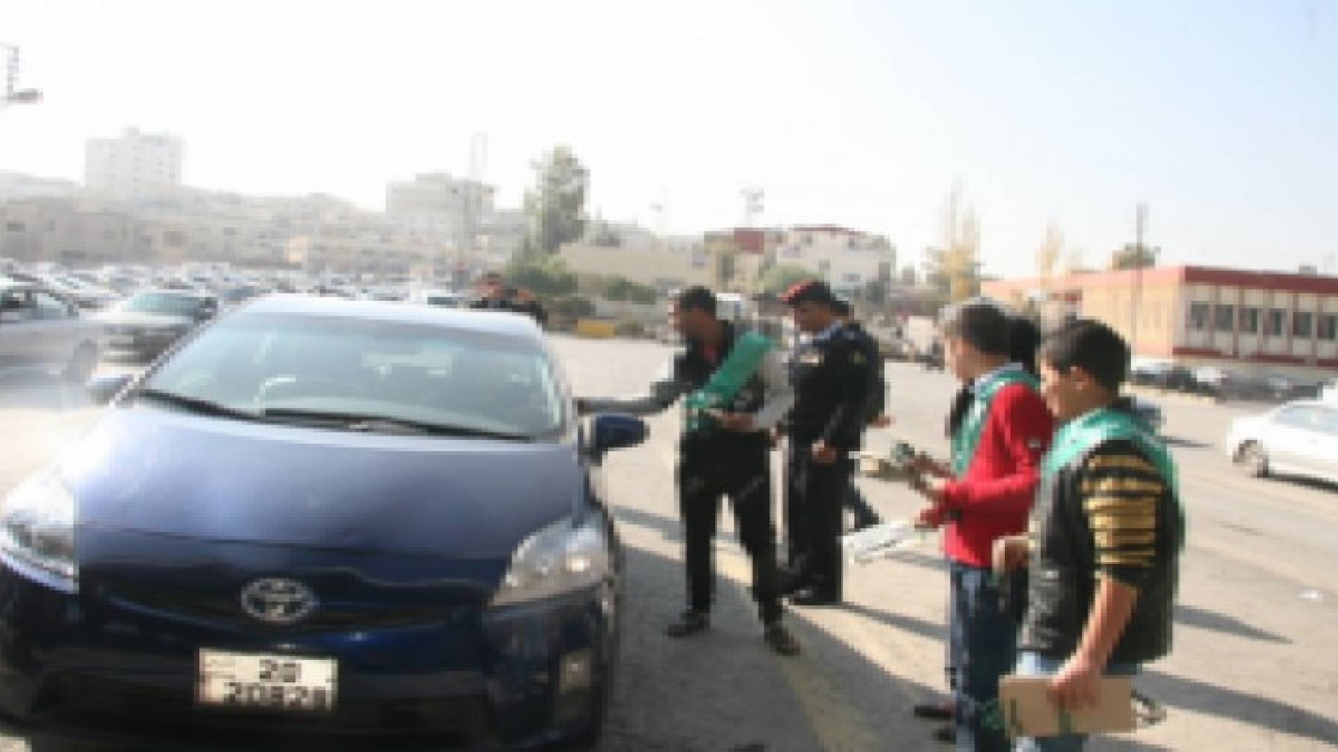 توزيع اكياس النفايات الخاصة بالمركبات في إدارة الترخيص ضمن حملة "عمان بيتنا