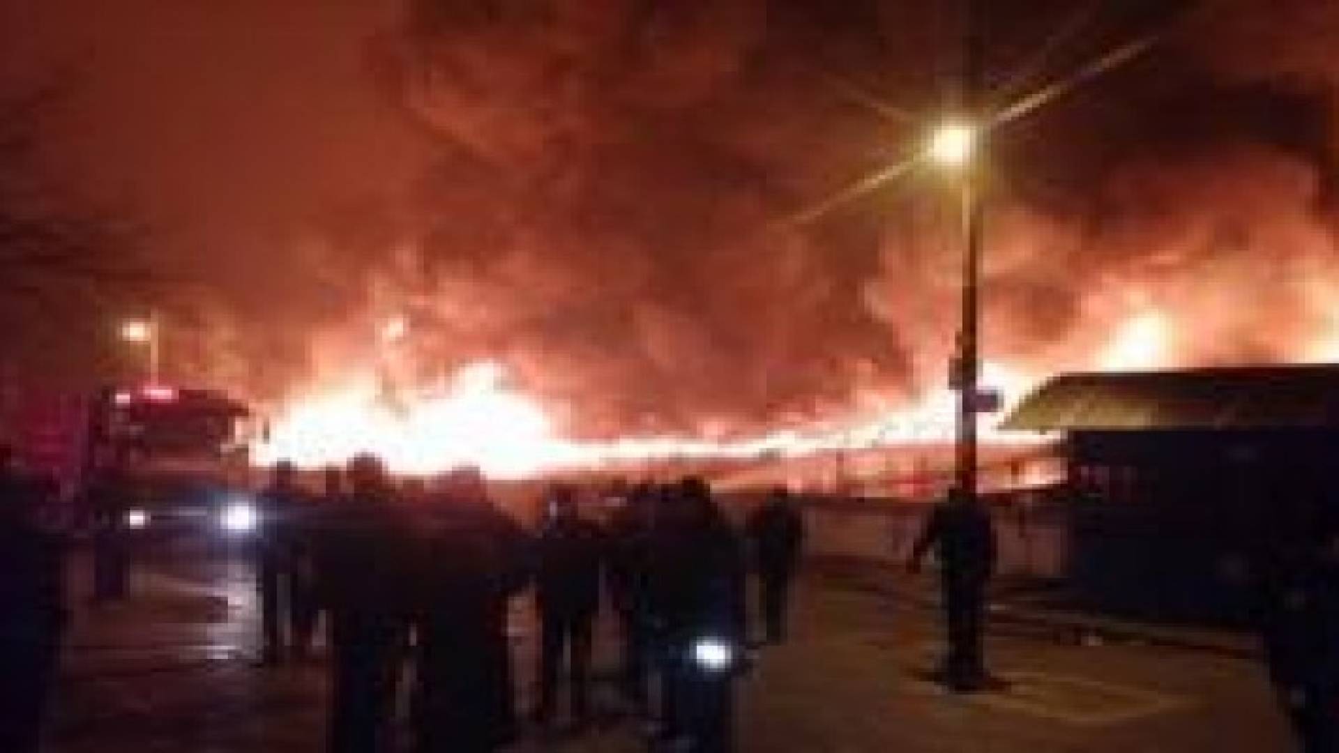 حريق هائل يأتي على 250 متجرا في أنقرة .. صور