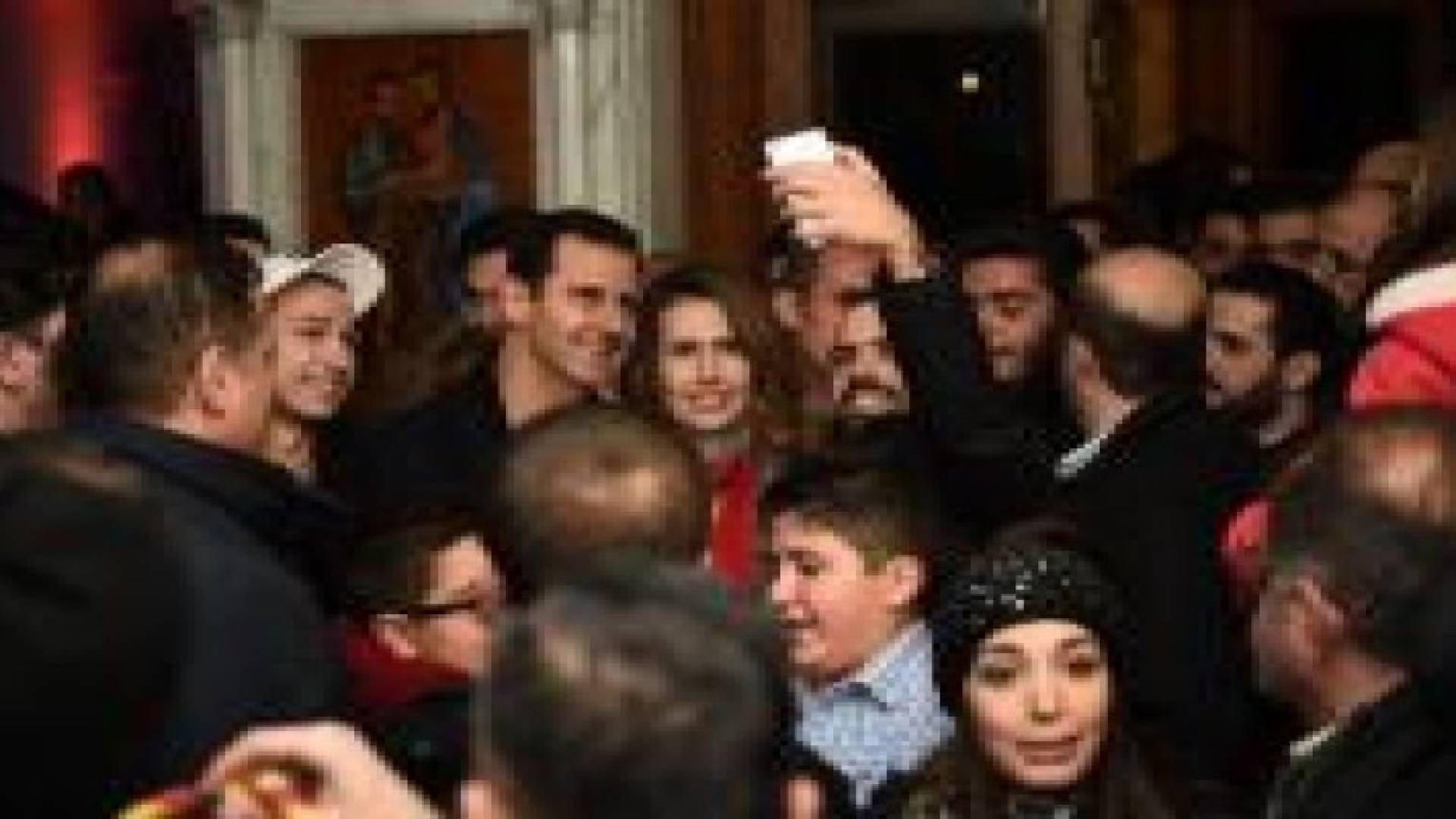 فيديو وصور : الأسد وزوجته يحتفلان بكنيسة في دمشق بأعياد الميلاد