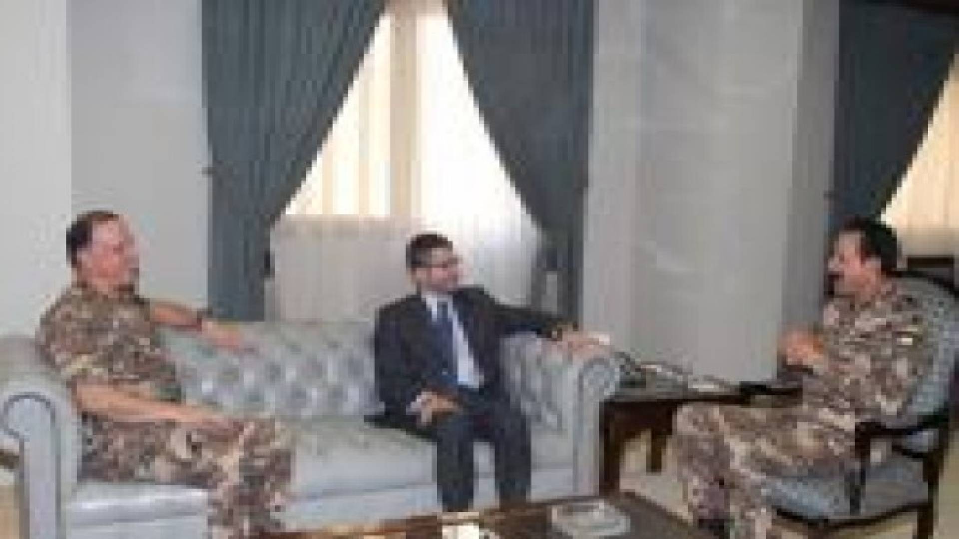 الفريق أول الركن الزبن يستقبل السفير الفرنسي