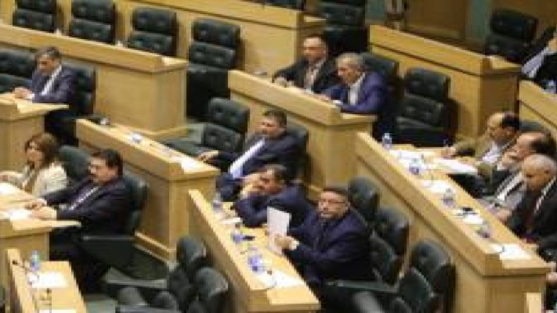نواب يطالبون برفع الحد الأدنى للأجور لــ 380 دينارا