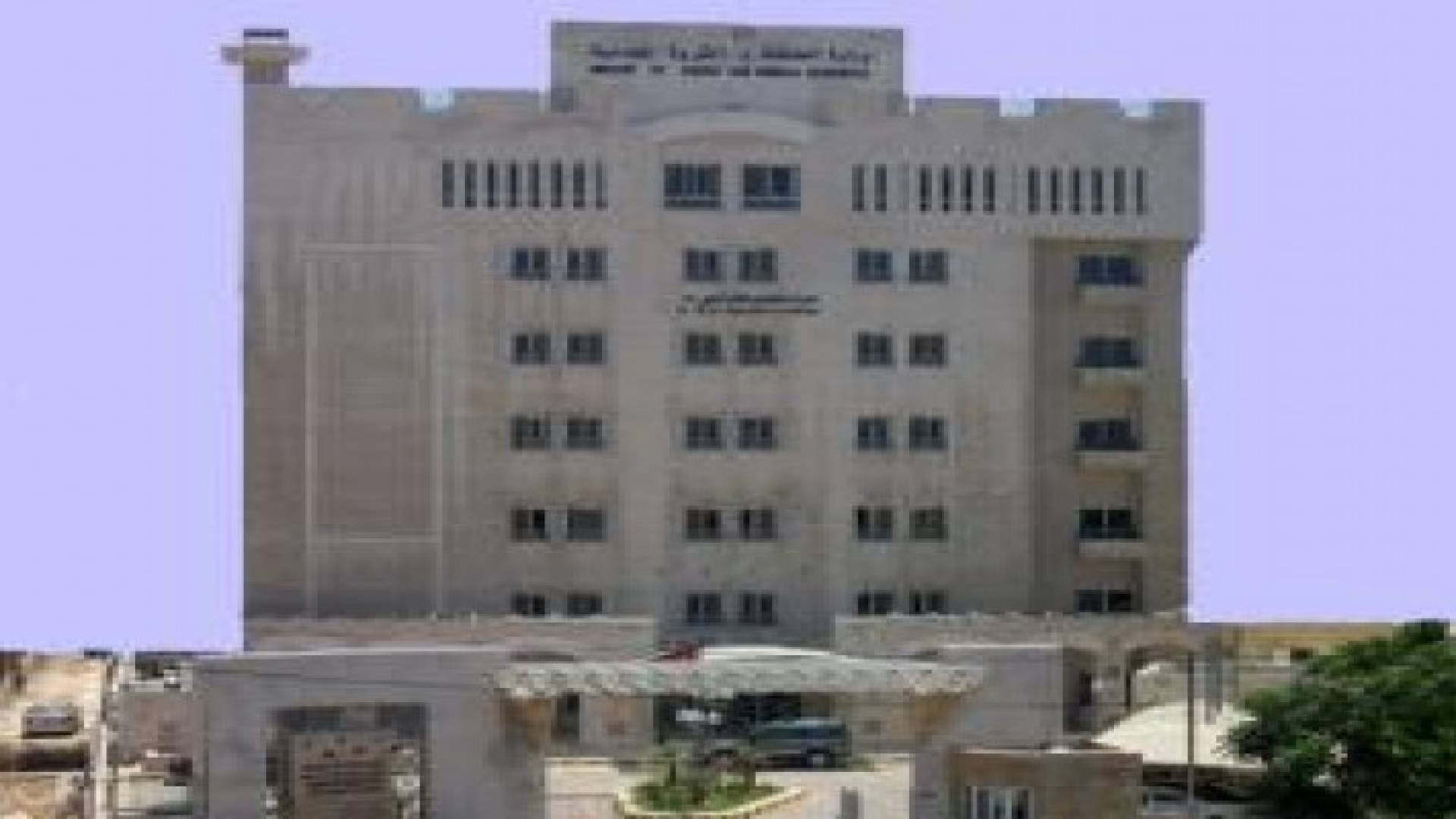 توقيع تنفيذ مشروع الطاقة الشمسية لتوليد الكهرباء في منطقة القويرة