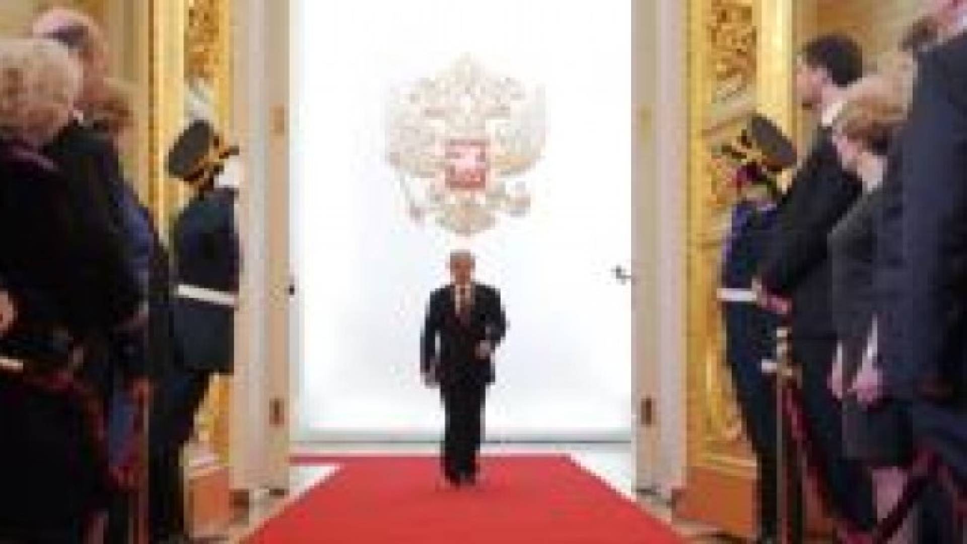 لماذا يسير الرئيس بوتين دون تحريك ذراعه اليمنى؟