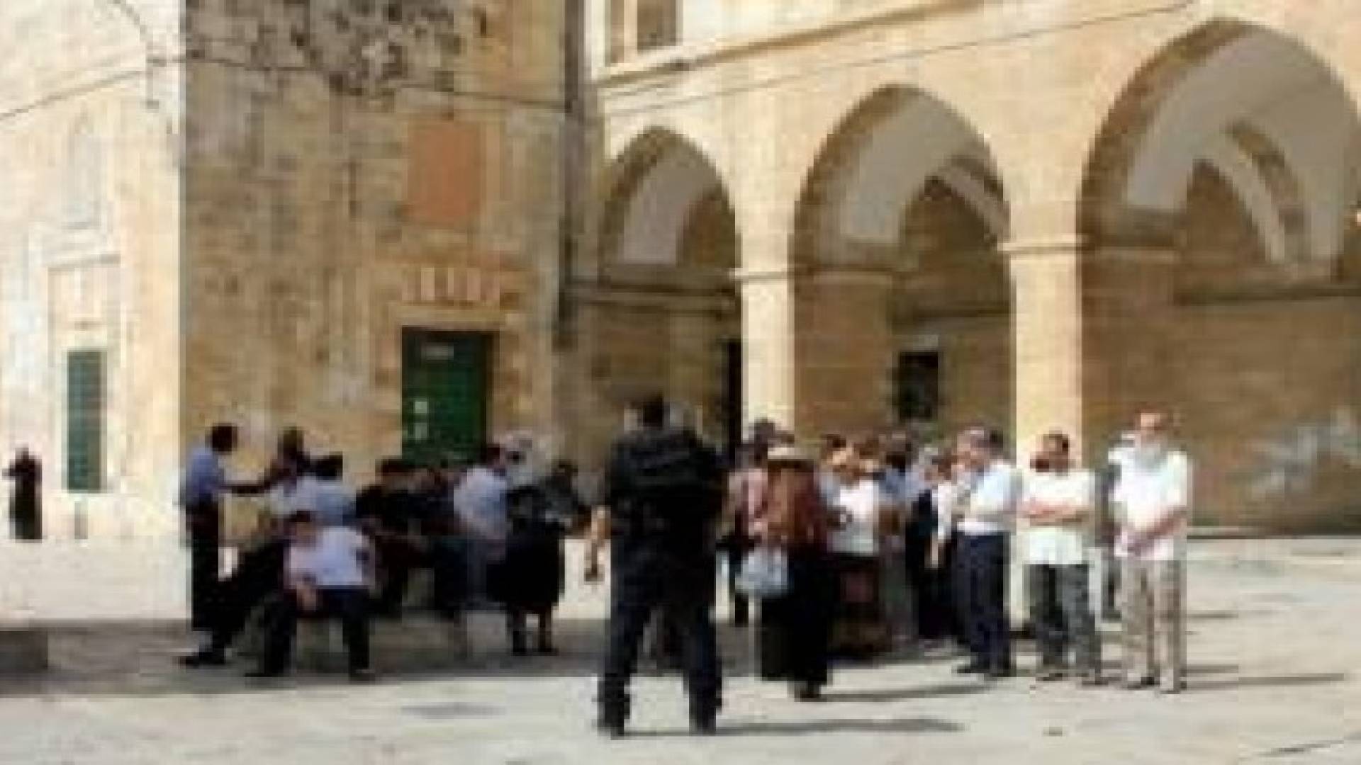 مستوطنون متطرفون يقتحمون باحات المسجد الأقصى