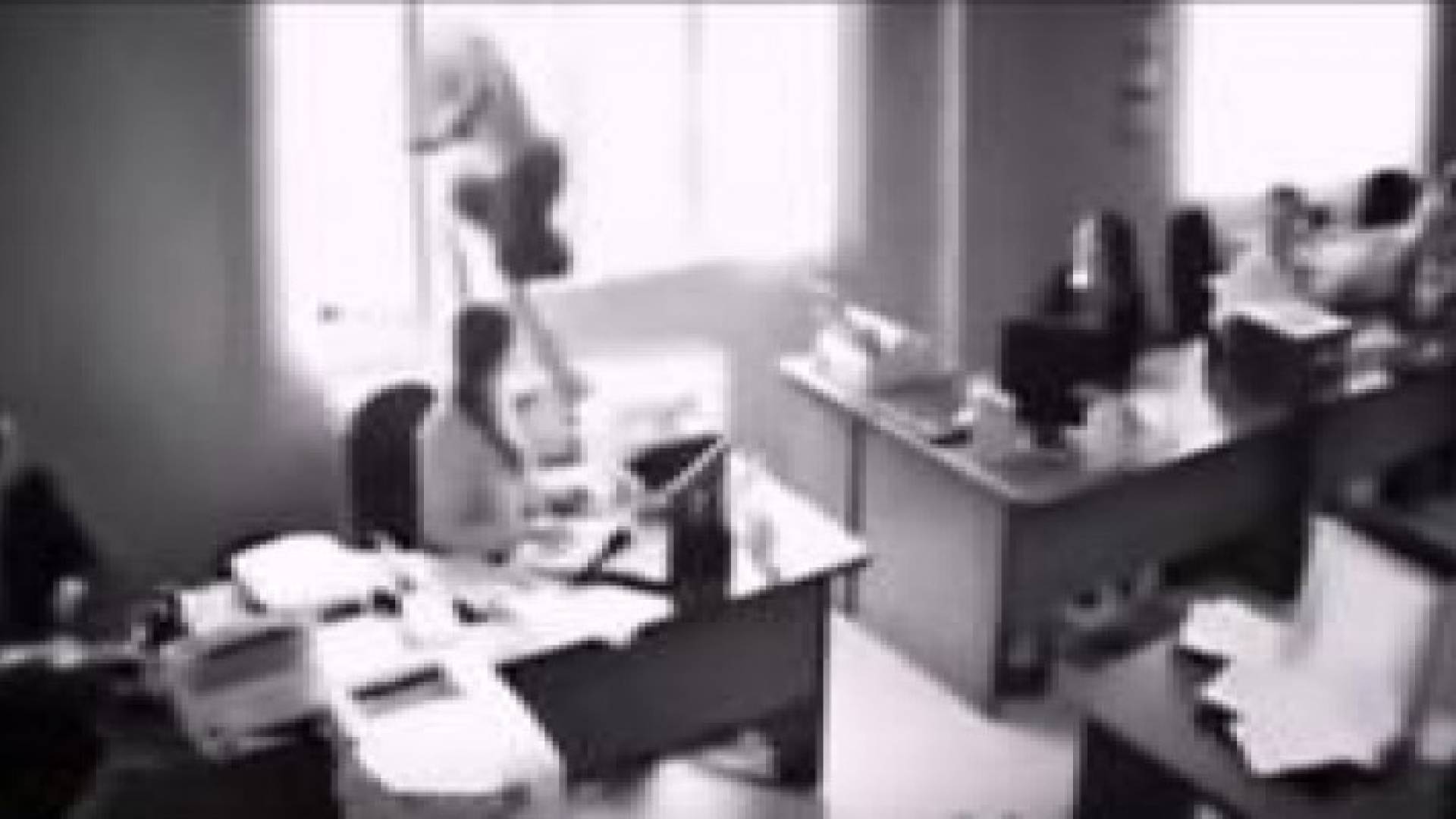 بالفيديو: موظفة تلقي بنفسها من النافذة بسبب مديرها !