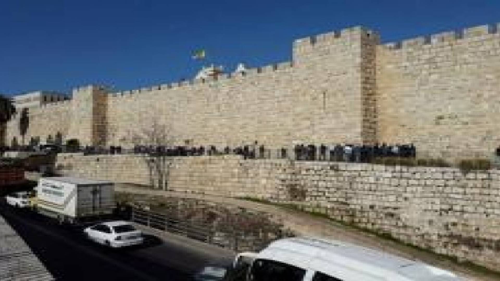 بالصور : استشهاد فلسطيني وإصابة آخر وطعن 3 مستوطنين بالقدس