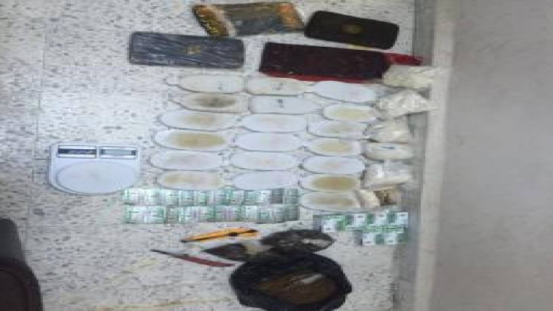 مداهمات امنية نوعية خلال اليومين الماضيين  والقبض على 16 مروج للمخدرات .. صور