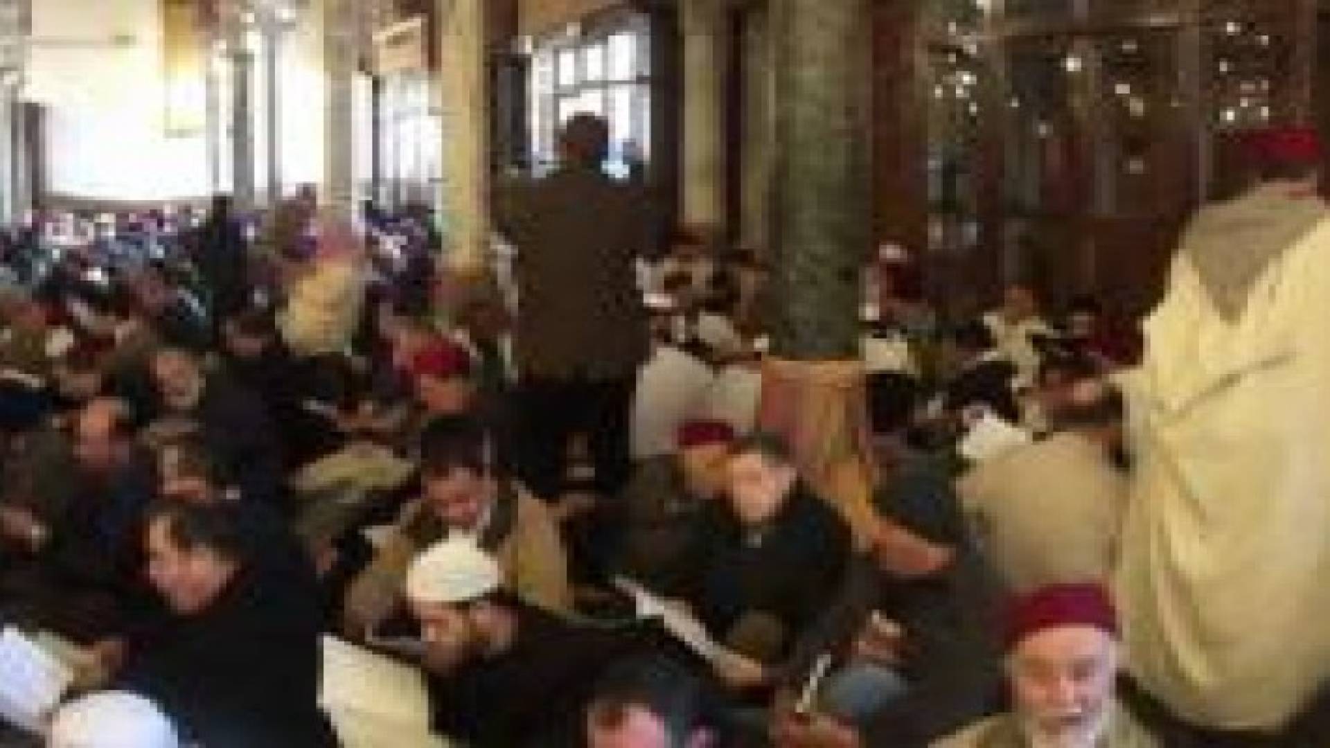 "الهمزية" في مدح الرسول تجمع مئات التونسيين في الزيتونة