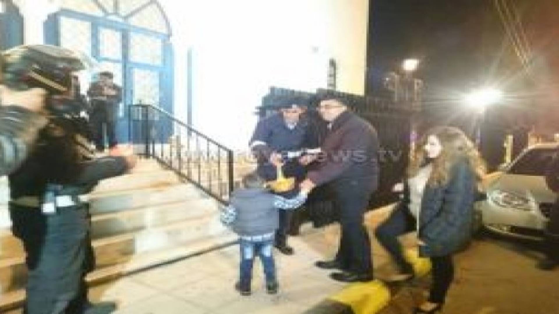 بالصور: إدارة السير المركزية توزع الحلوى على المسيحيين باحتفالاتهم بالعيد المجيد