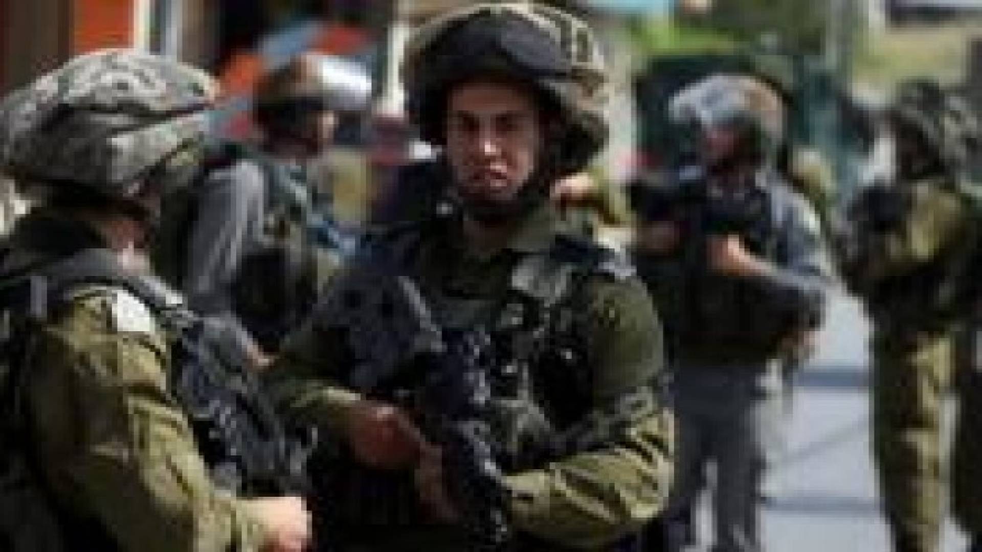 3 إصابات بالرصاص الحي في اقتحام واسع لمخيم قلنديا