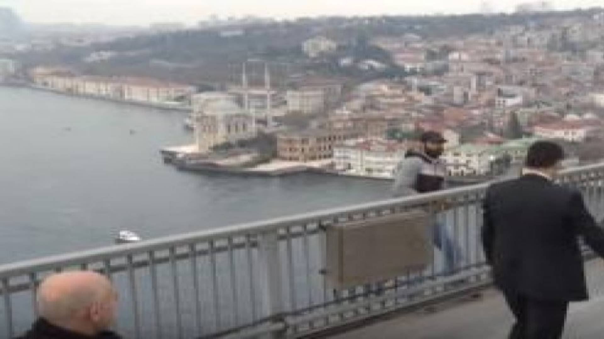بالفيديو : أردوغان ينقذ رجلا من الانتحار على جسر البوسفور
