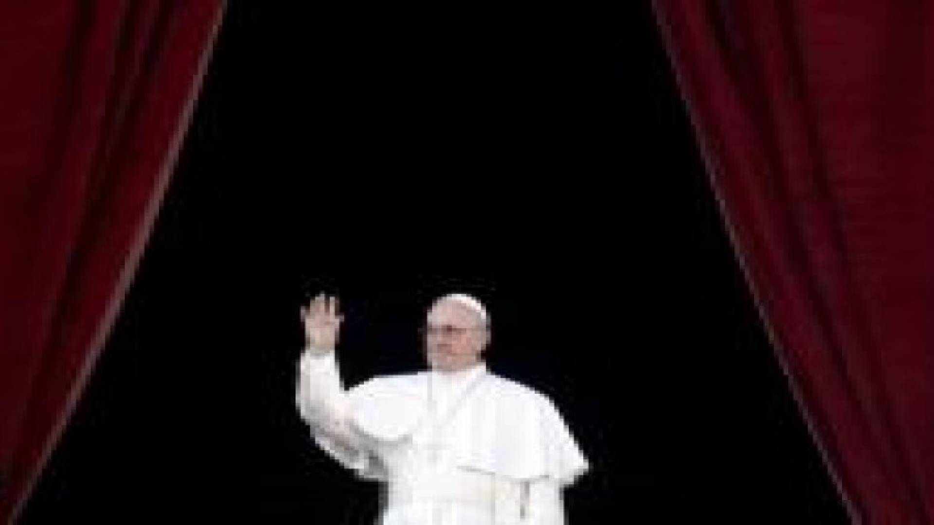 في رسالة عيد الميلاد.. بابا الفاتيكان يدعو لإحلال السلام في العالم