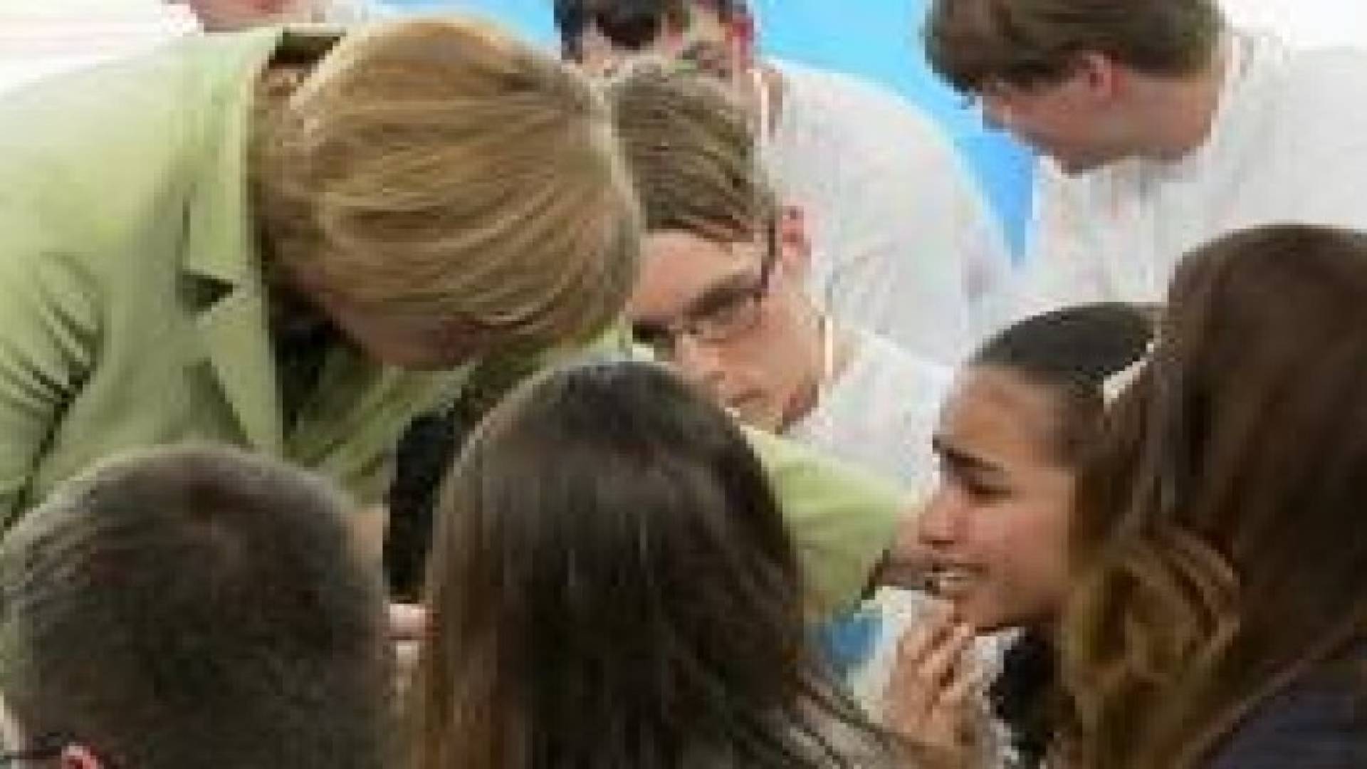 بالفيديو: فتاة فلسطينية أبكتها ميركل تحصل على تصريح إقامة في ألمانيا