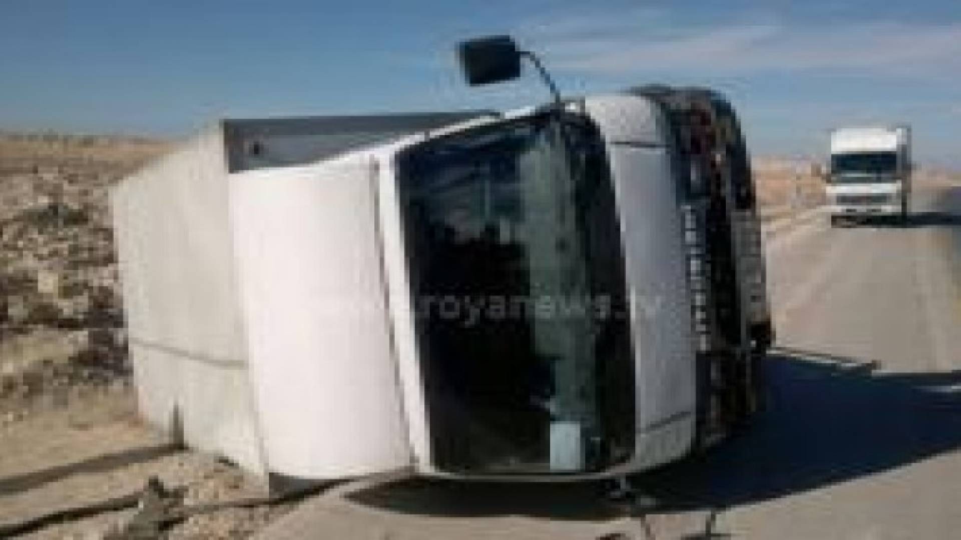 انقلاب بكب على الطريق الصحراوي بالقرب من بلدة الحسا دون اصابات.. صور