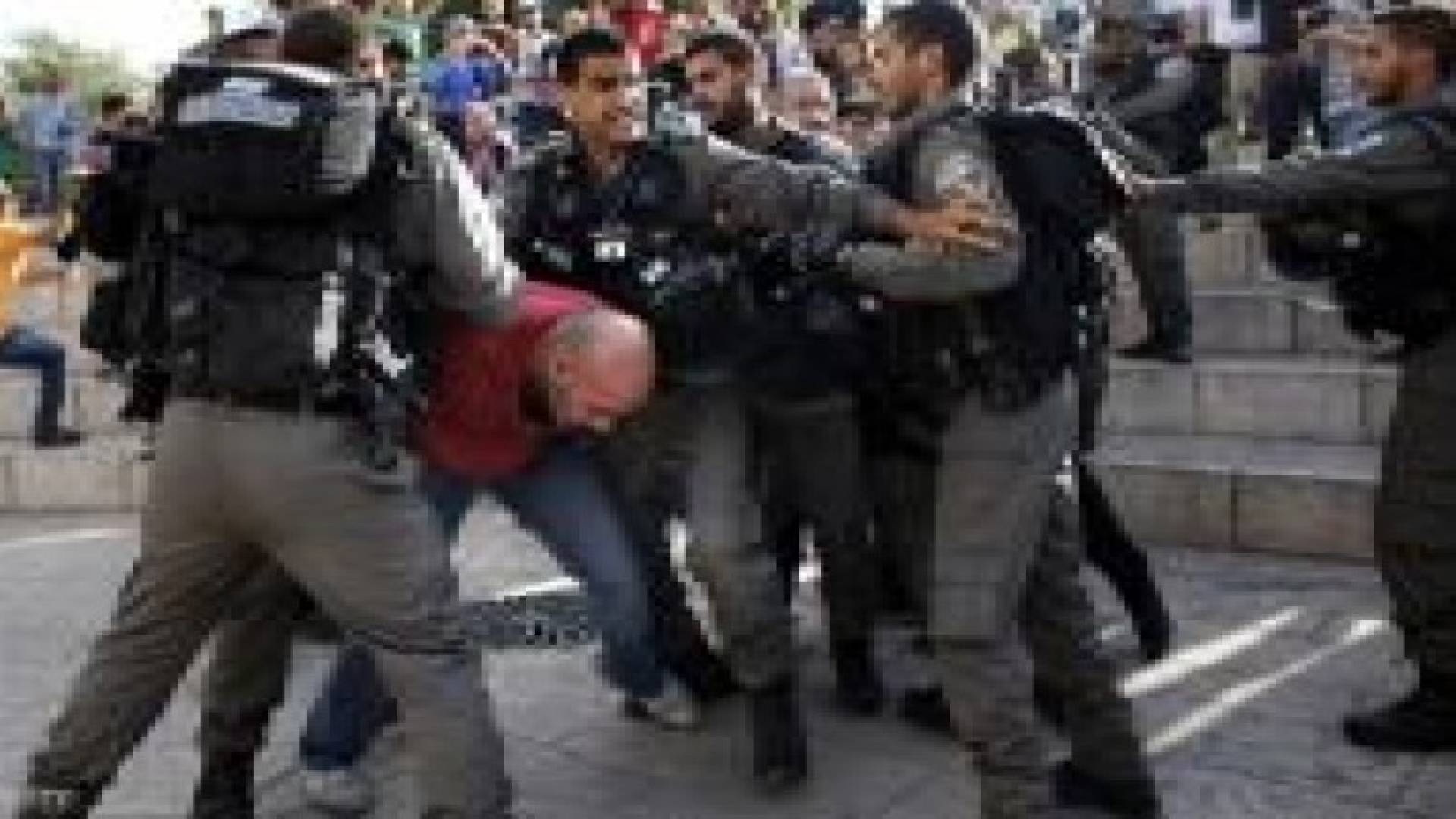 الاحتلال الاسرائيلي يقمع مسيرة بالقدس تطالب باسترداد 62 جثمانا