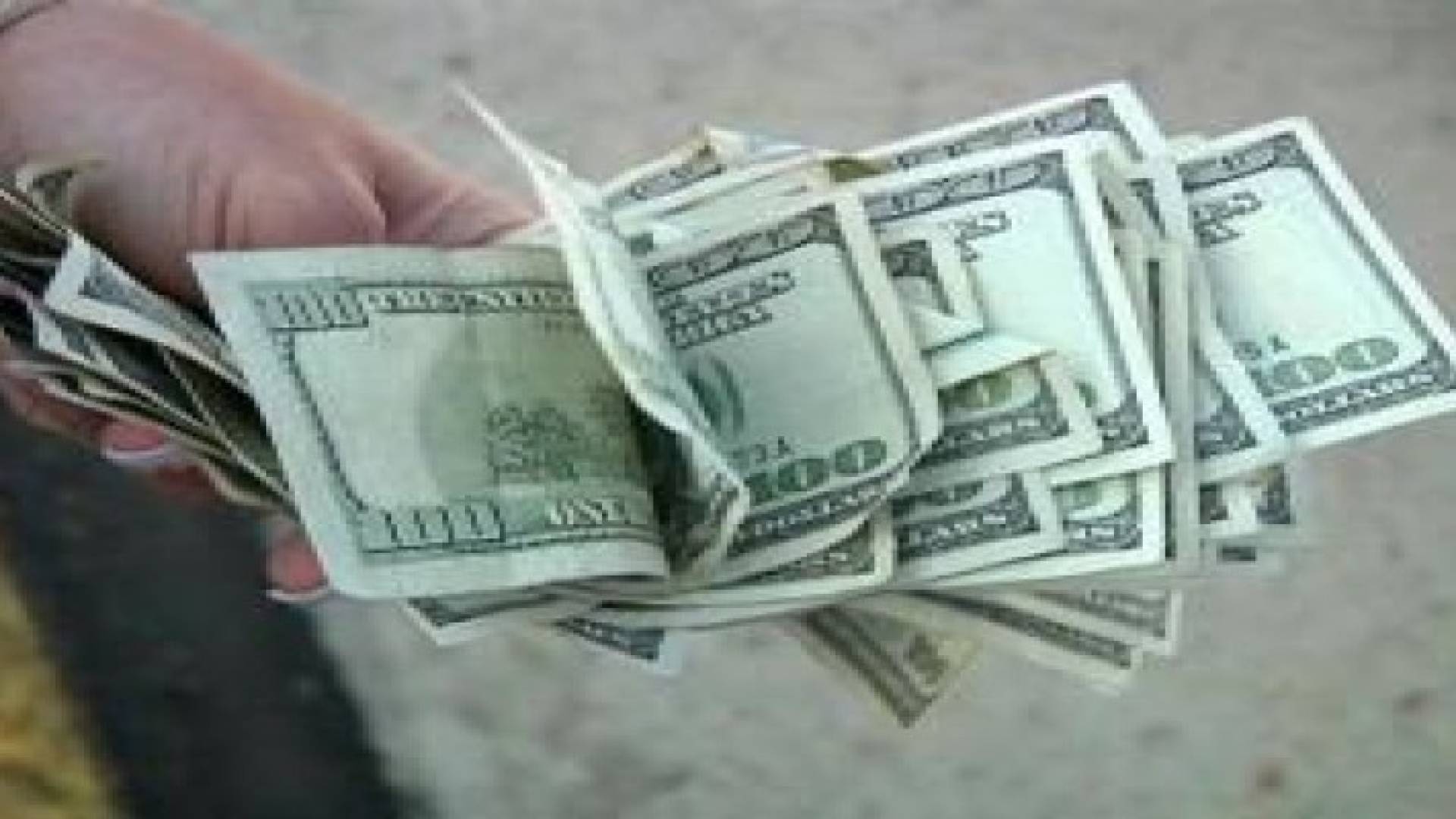 الدولار ينخفض الى أدنى مستوى له في شهرين امام الين الياباني