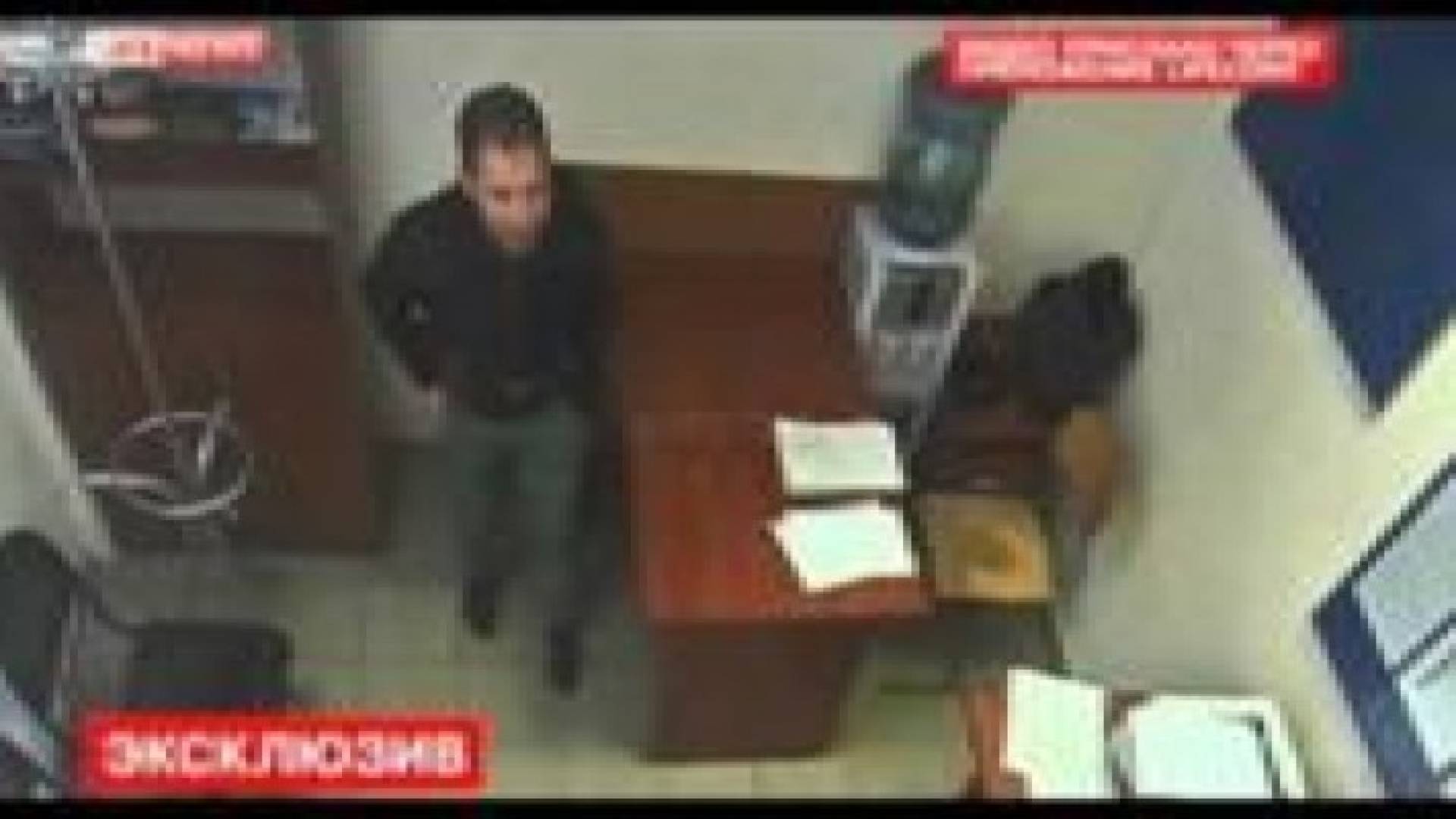 بالفيديو: حرامي يسرق هاتف ضابط أثناء التحقيق معه