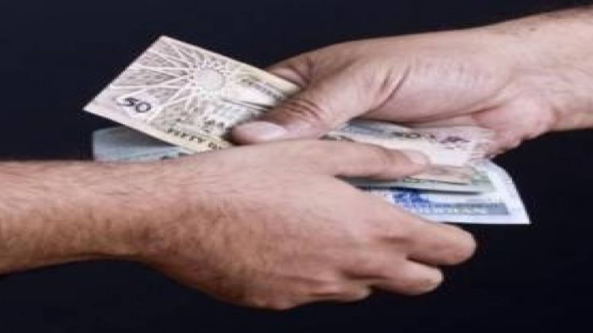 الأجهزة الأمنية تلقي القبض على شخص إحتال على عربي بمبلغ 850 الف دينار