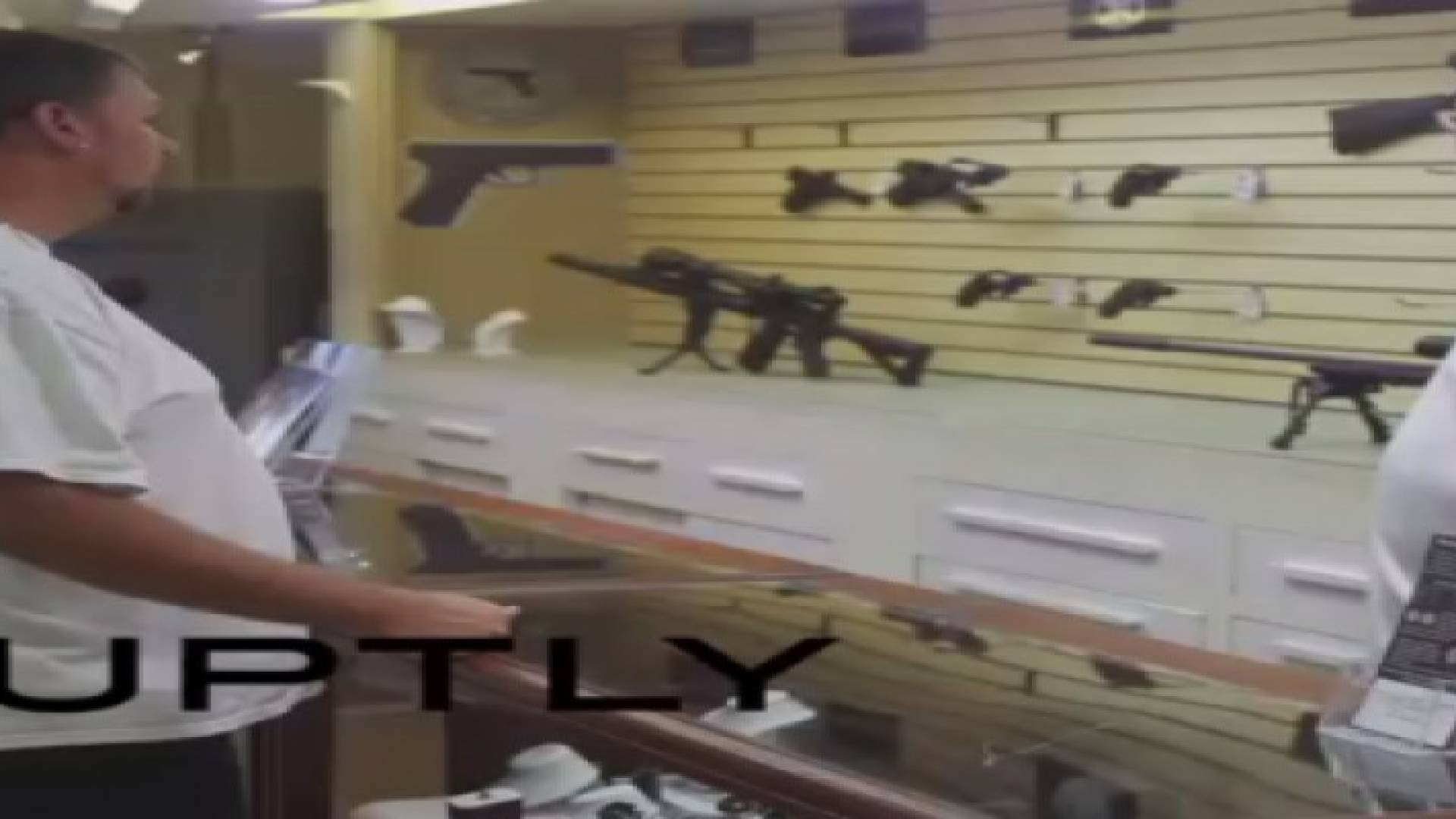 بندقية مجانية لكل من يشتري مجوهرات في فلوريدا